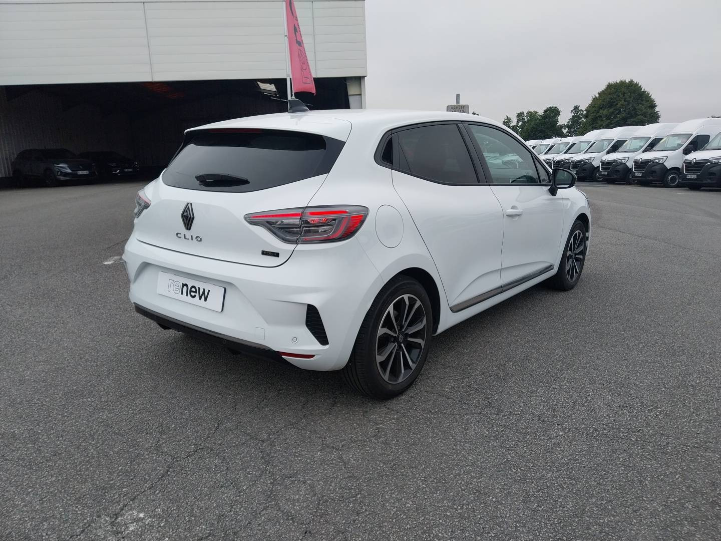 Vente en ligne Renault Clio 5 Clio E-Tech full hybrid 145 au prix de 17 990 €