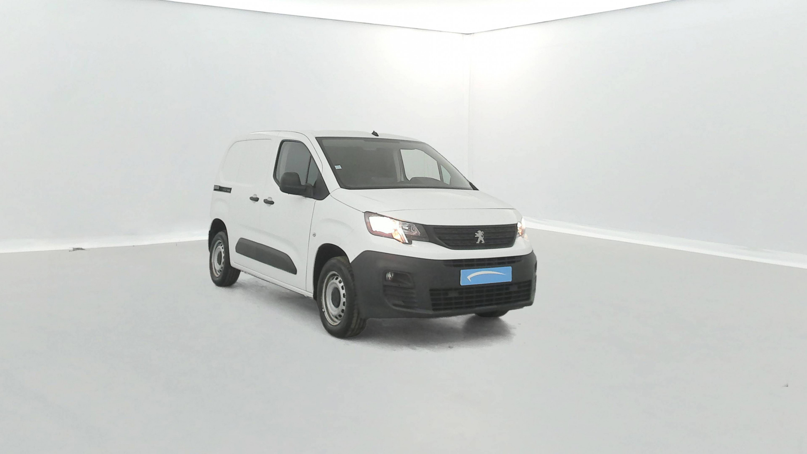 Vente en ligne Peugeot Partner Fourgon  STANDARD 650 KG BLUEHDI 100 S&S BVM5 au prix de 11 990 €