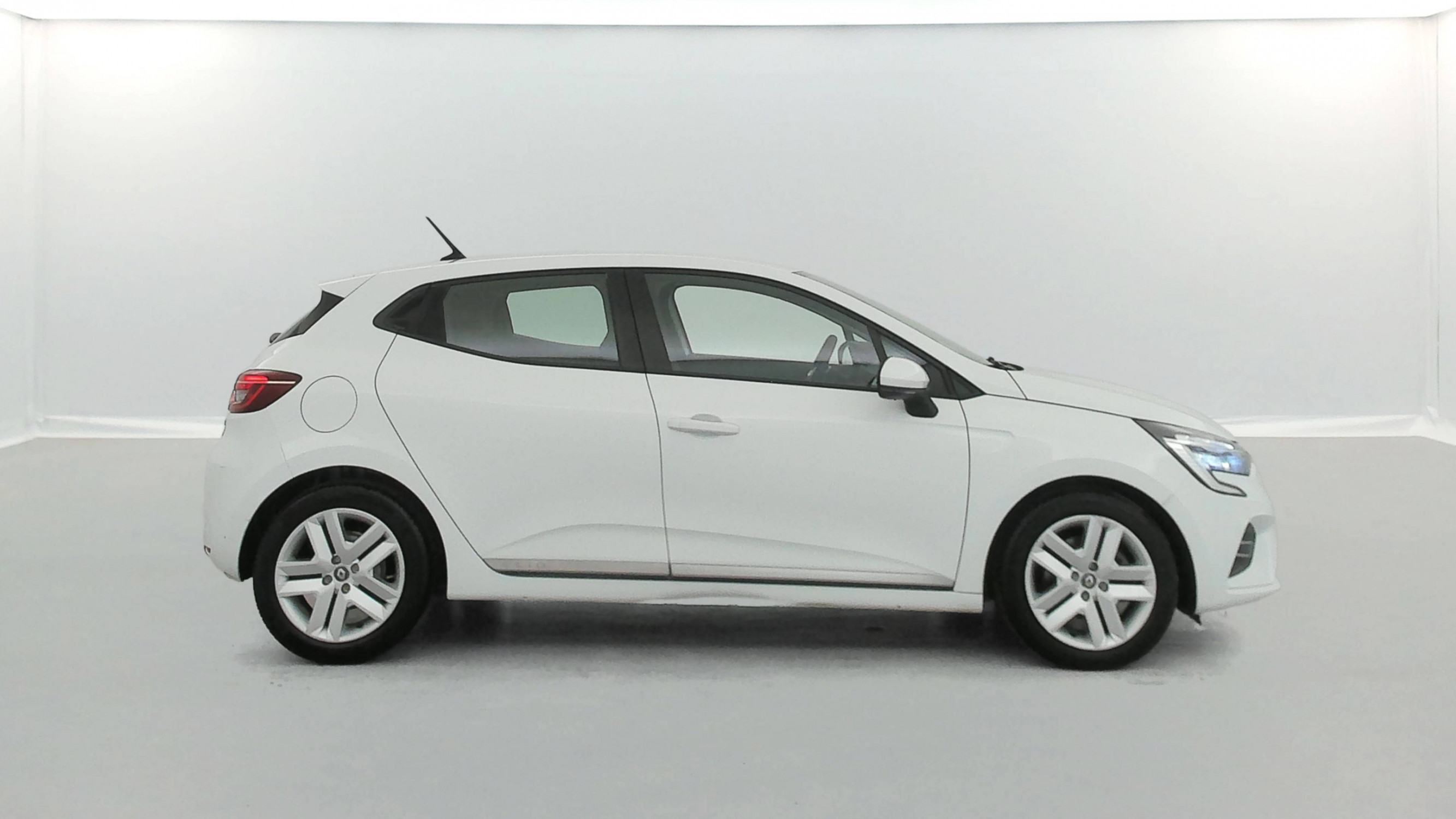Vente en ligne Renault Clio 5 Clio E-Tech 140 - 21N au prix de 14 990 €