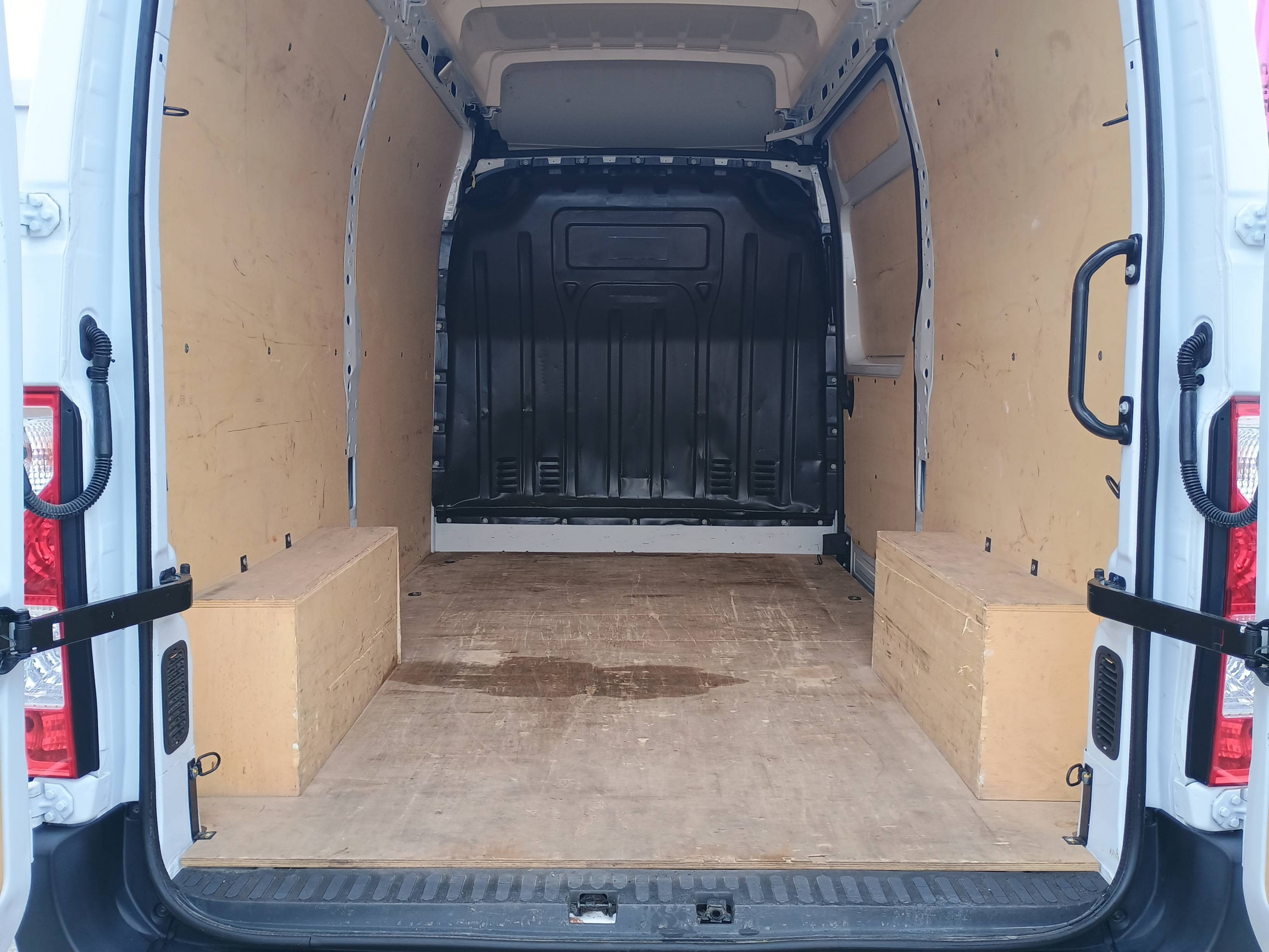 Vente en ligne Renault Master Fourgon MASTER FGN TRAC F3500 L2H3 DCI 135 au prix de 23 990 €