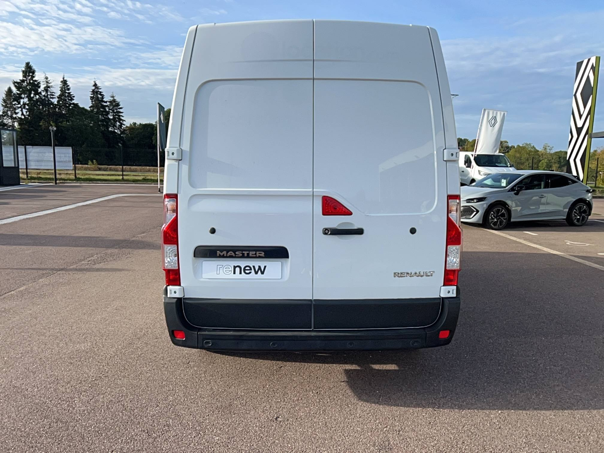Vente en ligne Renault Master Fourgon MASTER FGN TRAC F3500 L2H2 BLUE DCI 135 au prix de 22 490 €