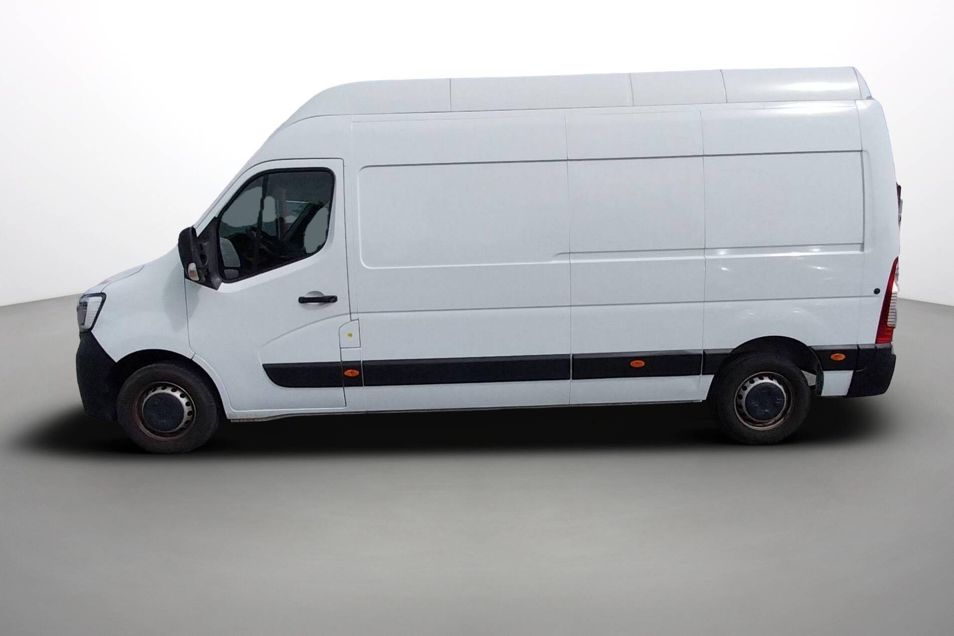 Vente en ligne Renault Master Fourgon MASTER FGN TRAC F3500 L3H3 BLUE DCI 135 au prix de 32 390 €