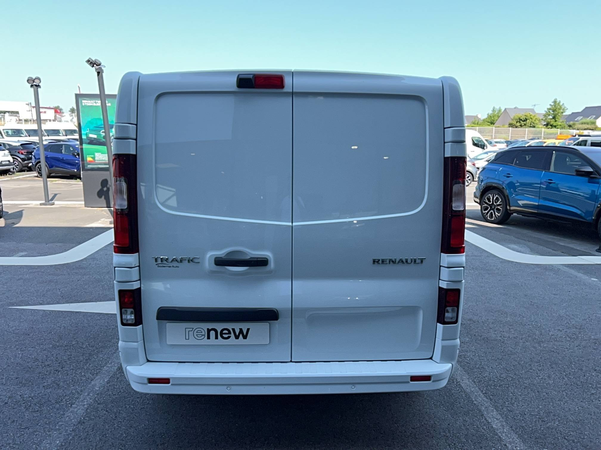 Vente en ligne Renault Trafic Cabine Approfondie TRAFIC CA BLUE DCI 170 L2H1 3T AUTO au prix de 40 990 €