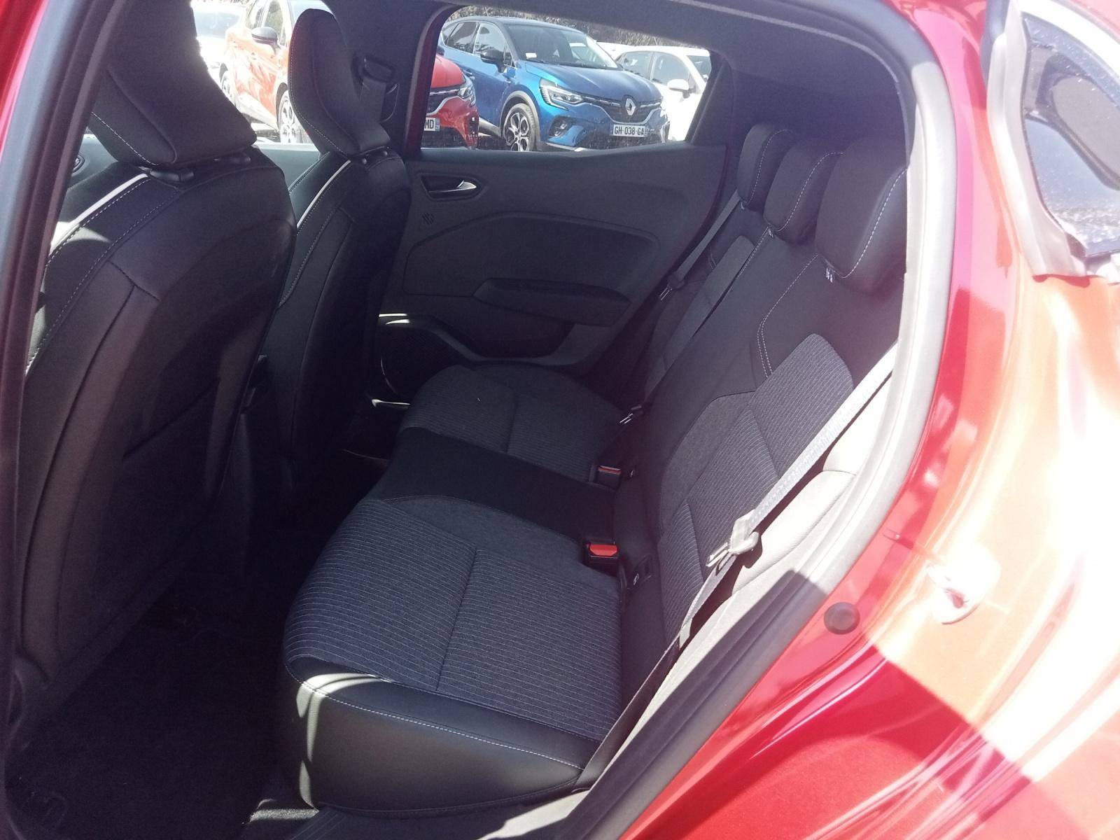 Vente en ligne Renault Clio 5 Clio E-Tech full hybrid 145 au prix de 17 490 €