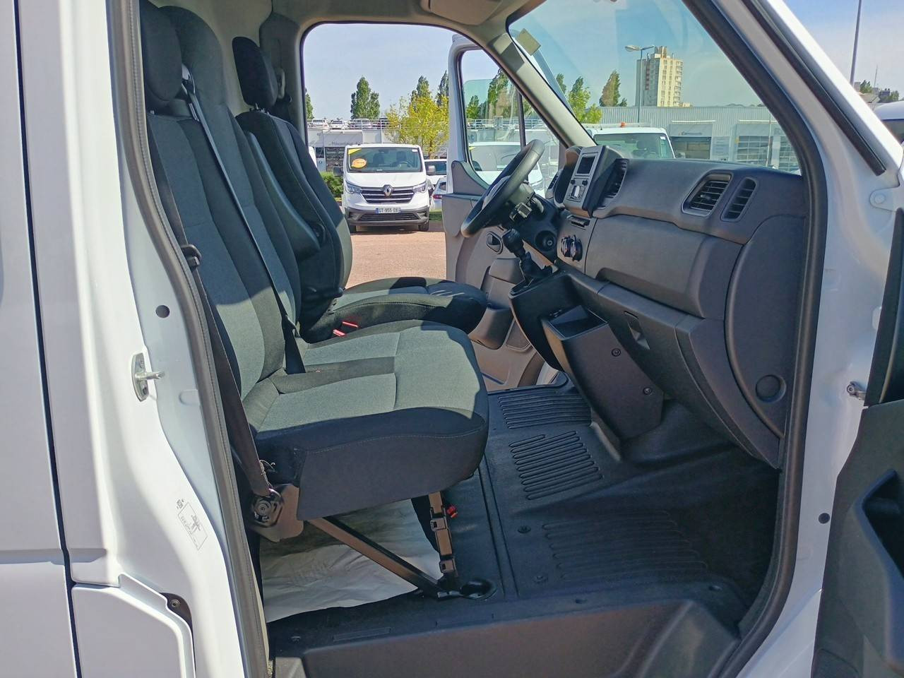 Vente en ligne Renault Master Fourgon MASTER FGN TRAC F3300 L2H2 BLUE DCI 135 au prix de 23 490 €