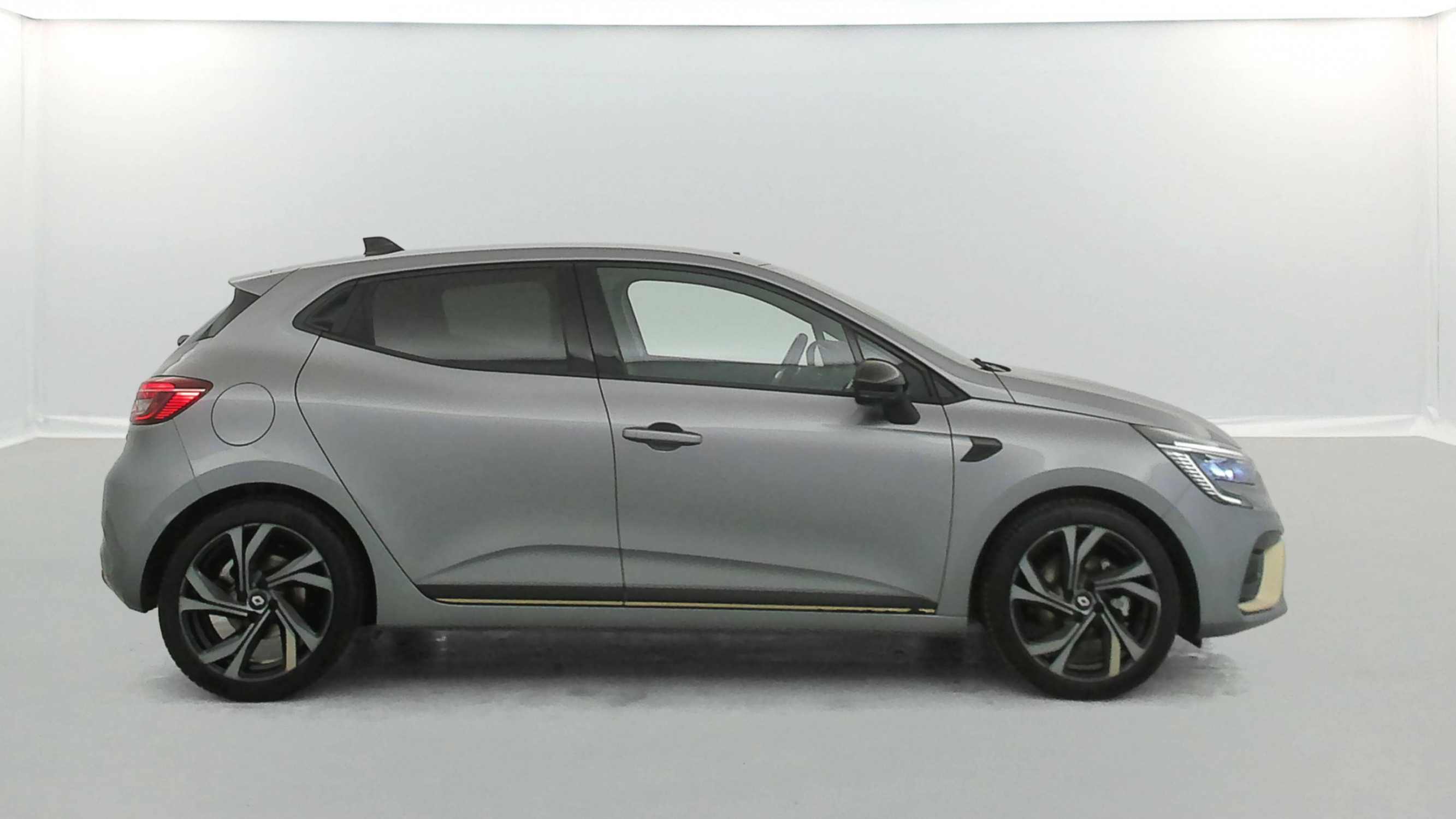 Vente en ligne Renault Clio 5 Clio E-Tech full hybrid 145 au prix de 18 990 €