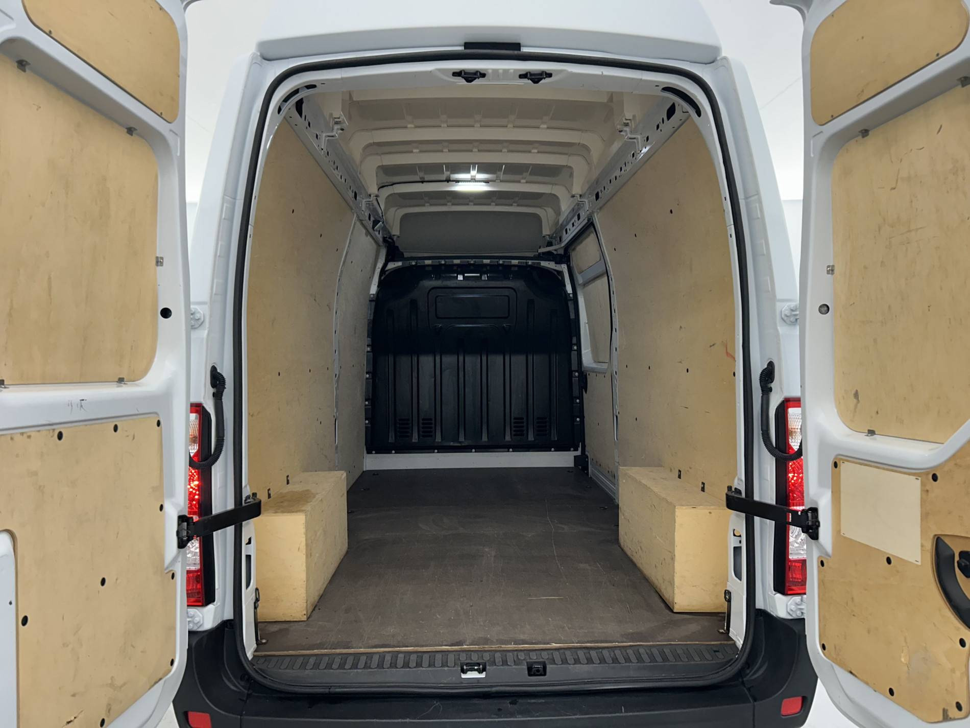 Vente en ligne Renault Master Fourgon MASTER FGN TRAC F3500 L3H3 BLUE DCI 135 au prix de 27 490 €