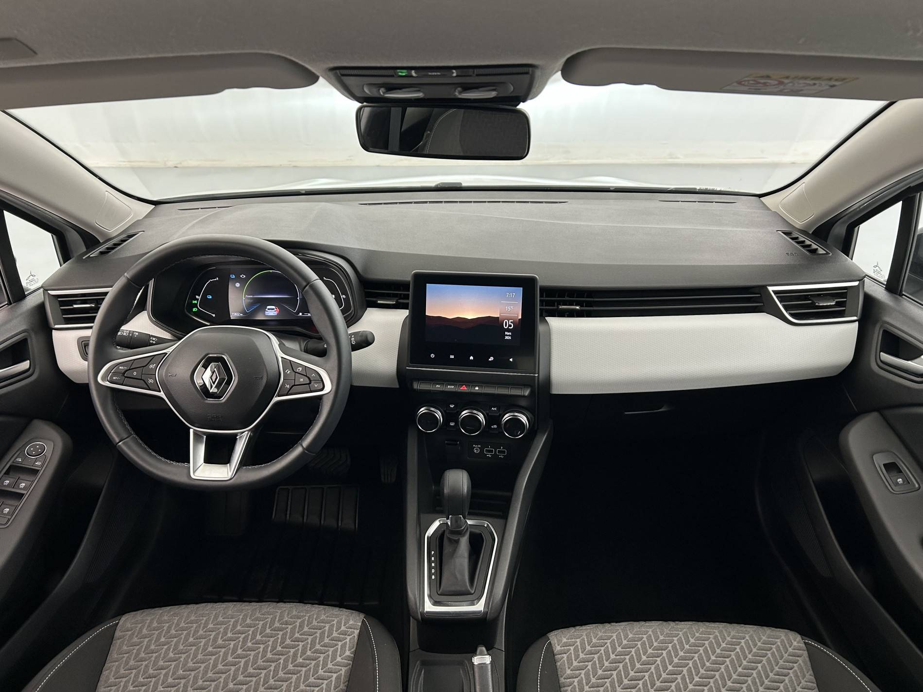 Vente en ligne Renault Clio 5 Clio E-Tech full hybrid 145 au prix de 17 950 €