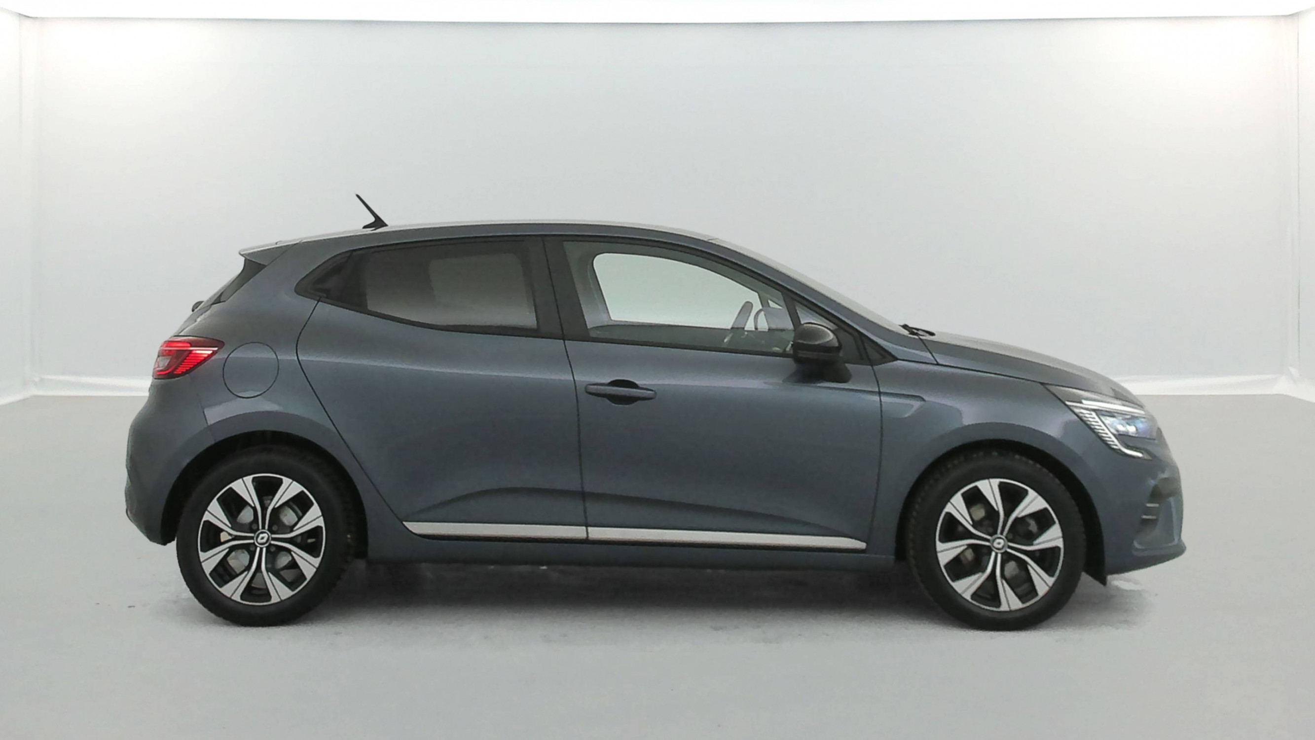 Vente en ligne Renault Clio 5 Clio E-Tech full hybrid 145 au prix de 16 790 €