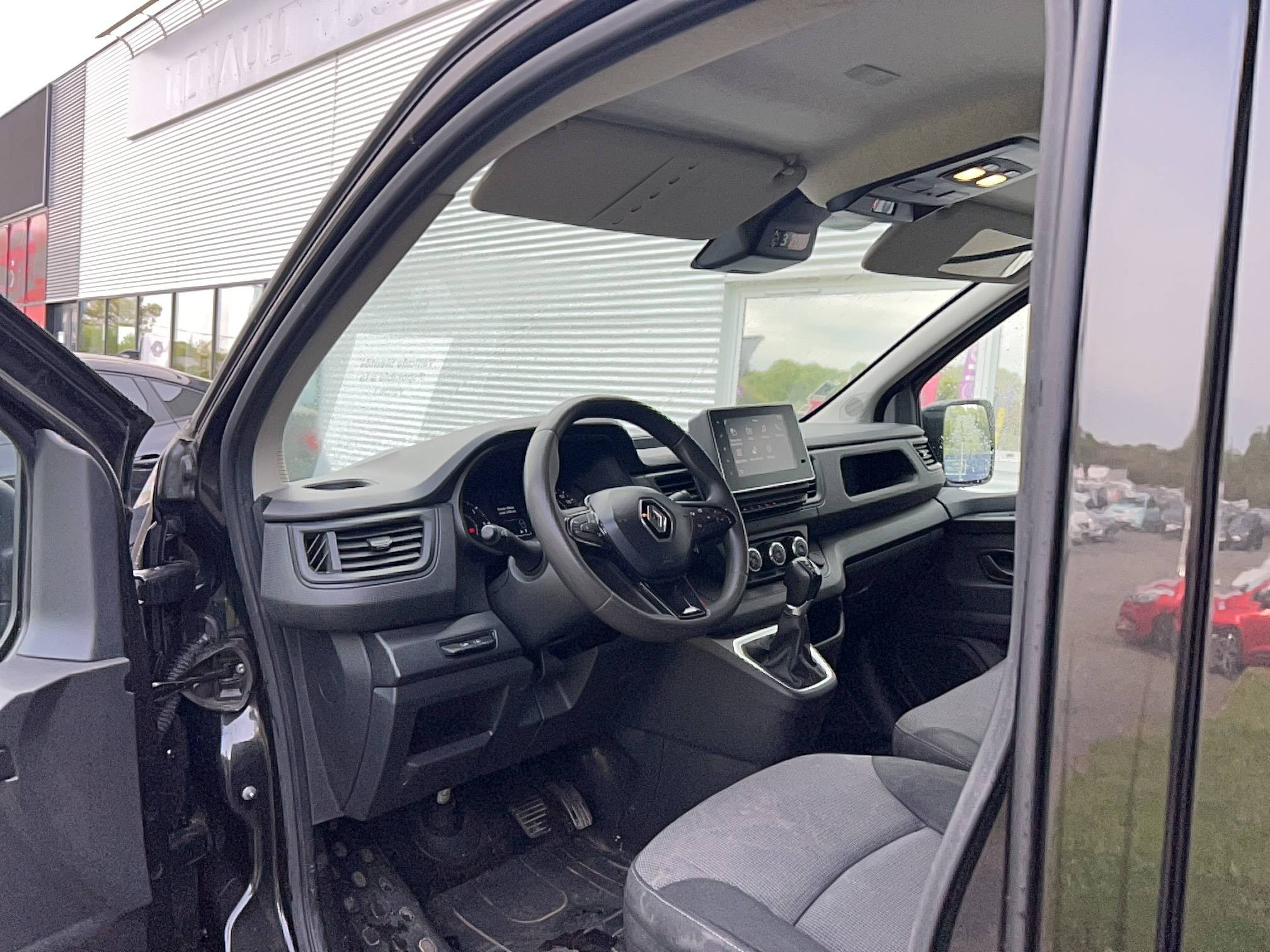 Vente en ligne Renault Trafic Cabine Approfondie TRAFIC CA L1H1 3000 KG BLUE DCI 150 EDC au prix de 23 990 €