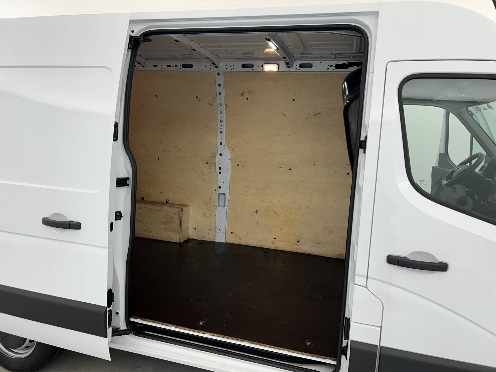 Vente en ligne Renault Master Fourgon MASTER FGN TRAC F3500 L2H2 BLUE DCI 135 au prix de 25 490 €