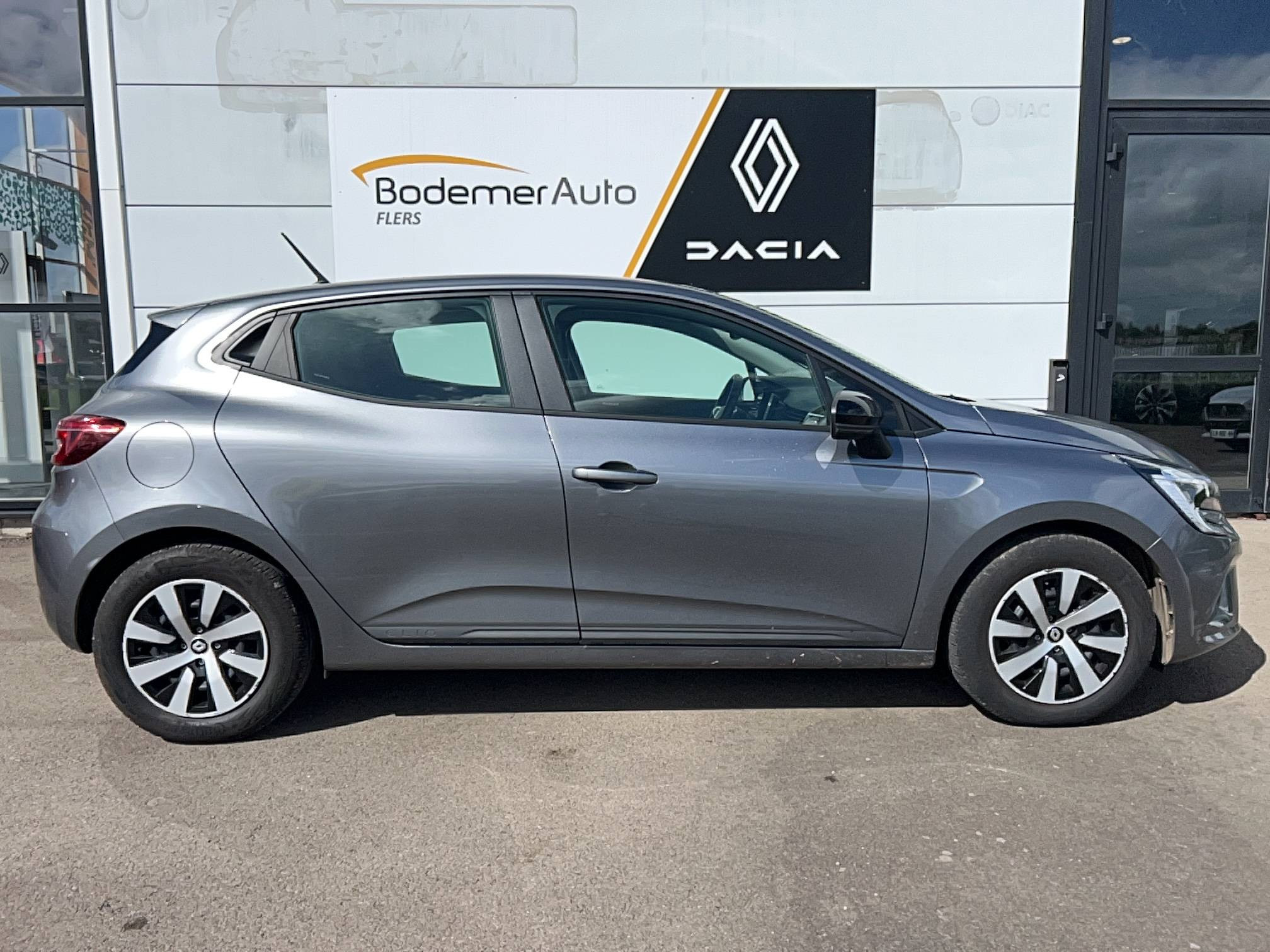 Vente en ligne Renault Clio 5 Clio E-Tech full hybrid 145 au prix de 17 990 €