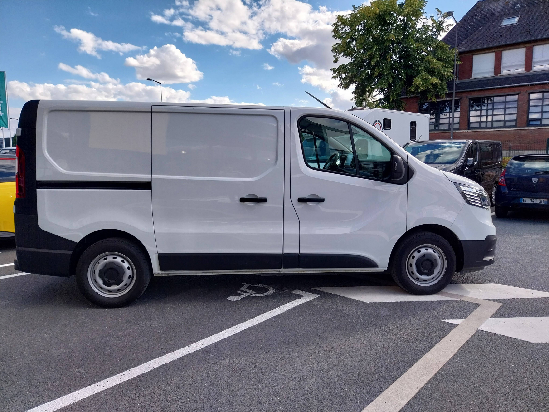 Vente en ligne Renault Trafic 3 Fourgon TRAFIC FG BLUE DCI 130 L1H1 3T GSR2 au prix de 22 990 €