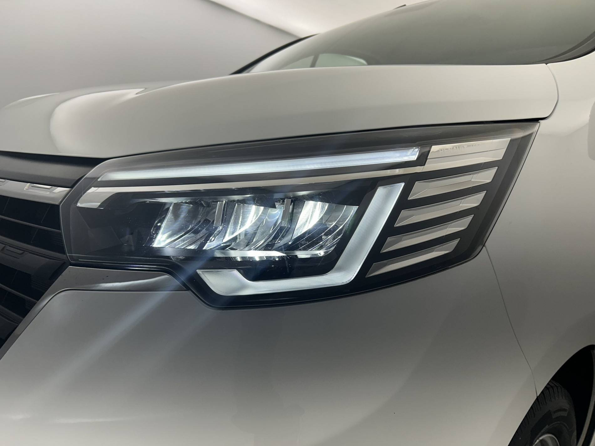 Vente en ligne Renault Trafic 3 Fourgon TRAFIC FGN L1H1 3T BLUE DCI 130 GSR2 au prix de 23 990 €