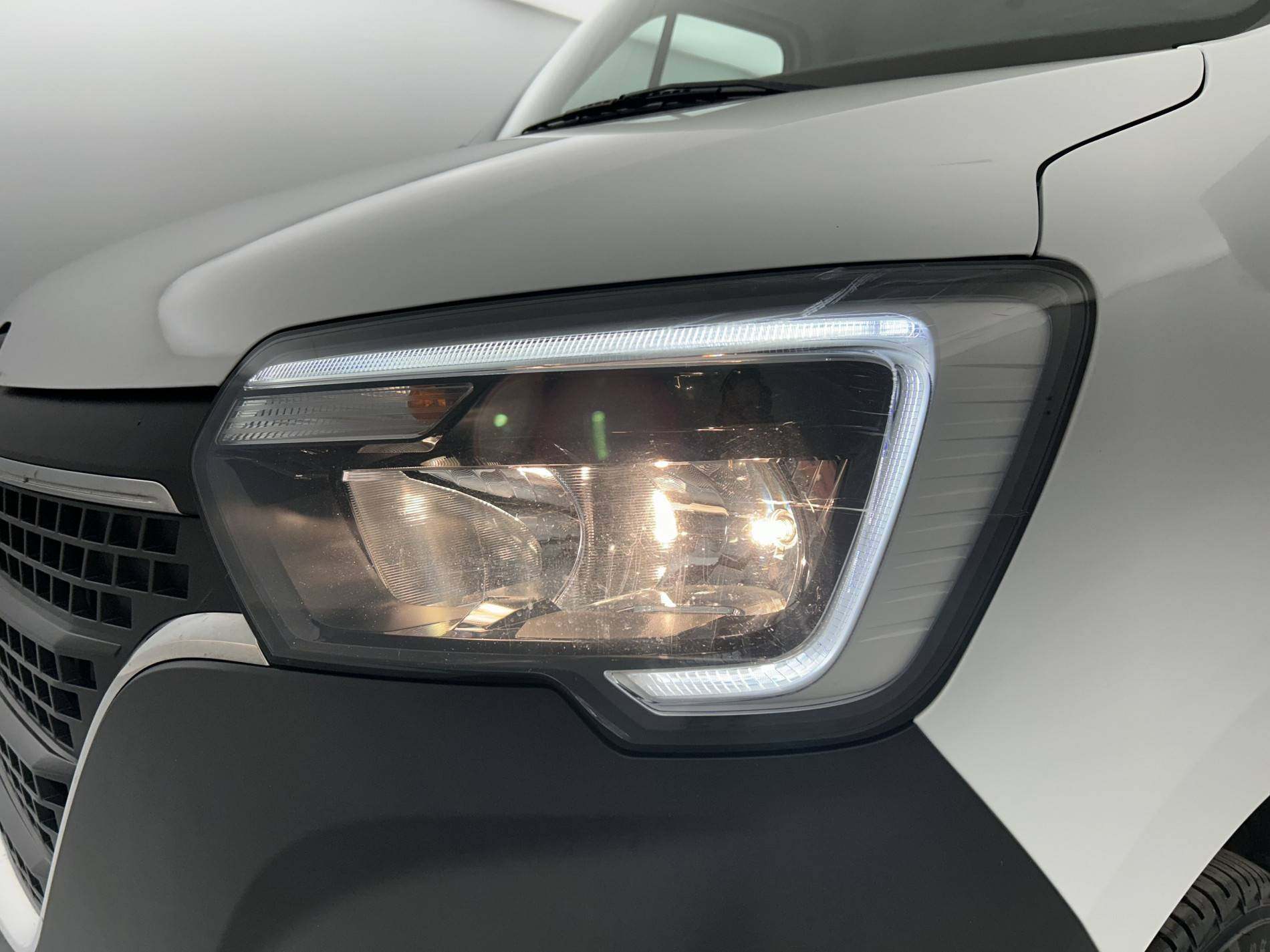 Vente en ligne Renault Master Fourgon MASTER FGN TRAC F3300 L2H2 BLUE DCI 135 au prix de 23 990 €