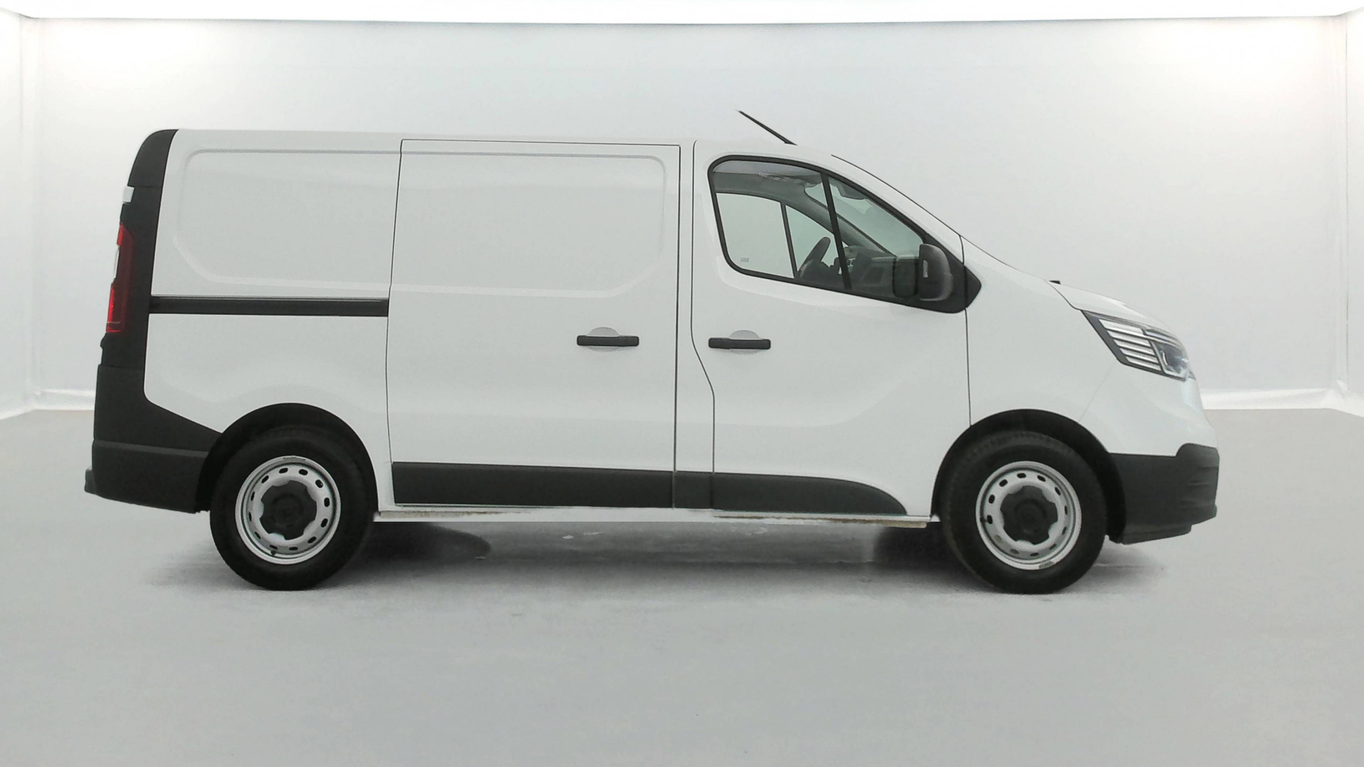 Vente en ligne Renault Trafic 3 Fourgon TRAFIC FG BLUE DCI 130 L1H1 3T GSR2 au prix de 23 999 €
