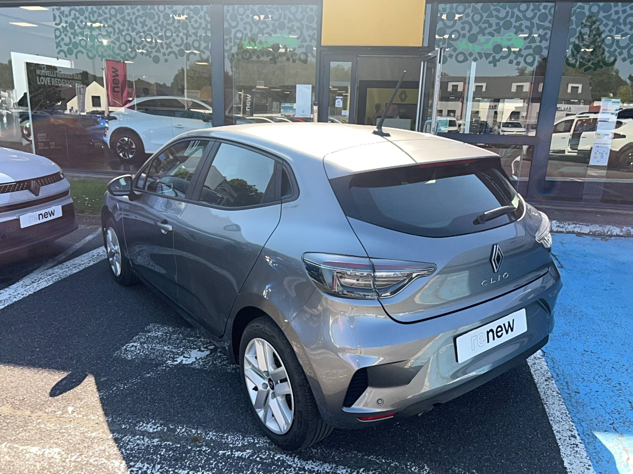 Vente en ligne Renault Clio 5 Clio TCe 90 au prix de 15 990 €