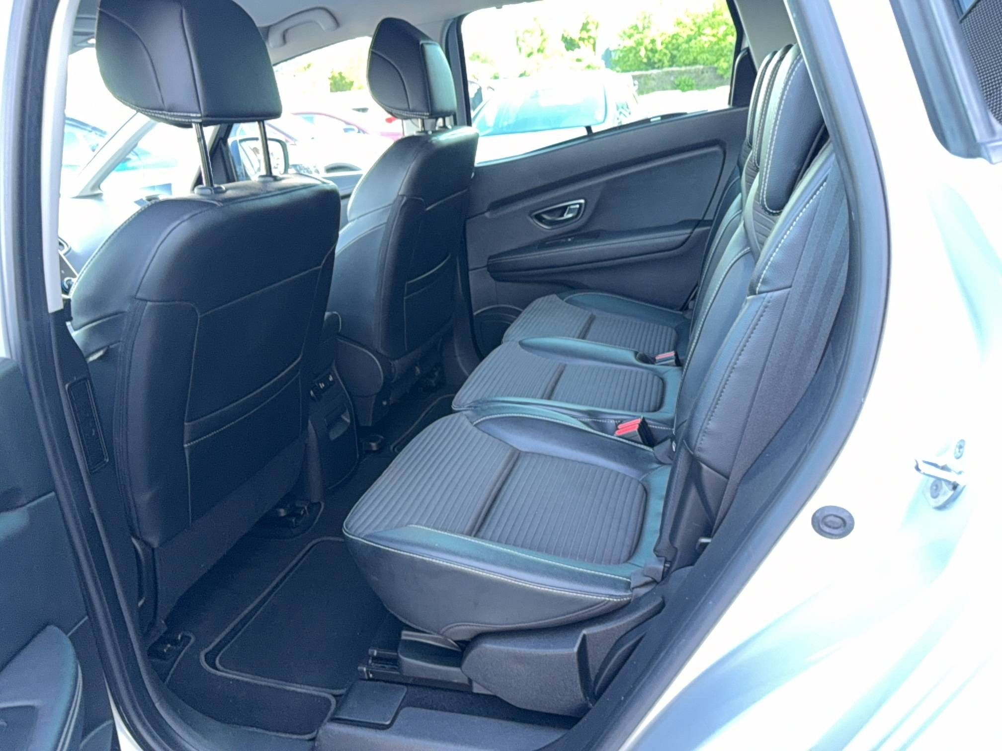 Vente en ligne Renault Grand Scenic 4 Grand Scenic Blue dCi 120 EDC au prix de 14 490 €