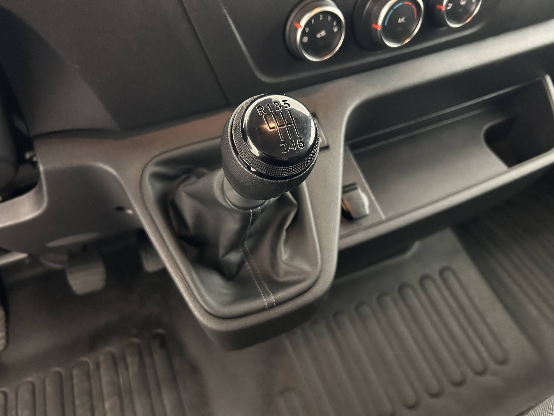 Vente en ligne Renault Master Fourgon MASTER FGN TRAC F3300 L2H2 BLUE DCI 135 au prix de 23 990 €