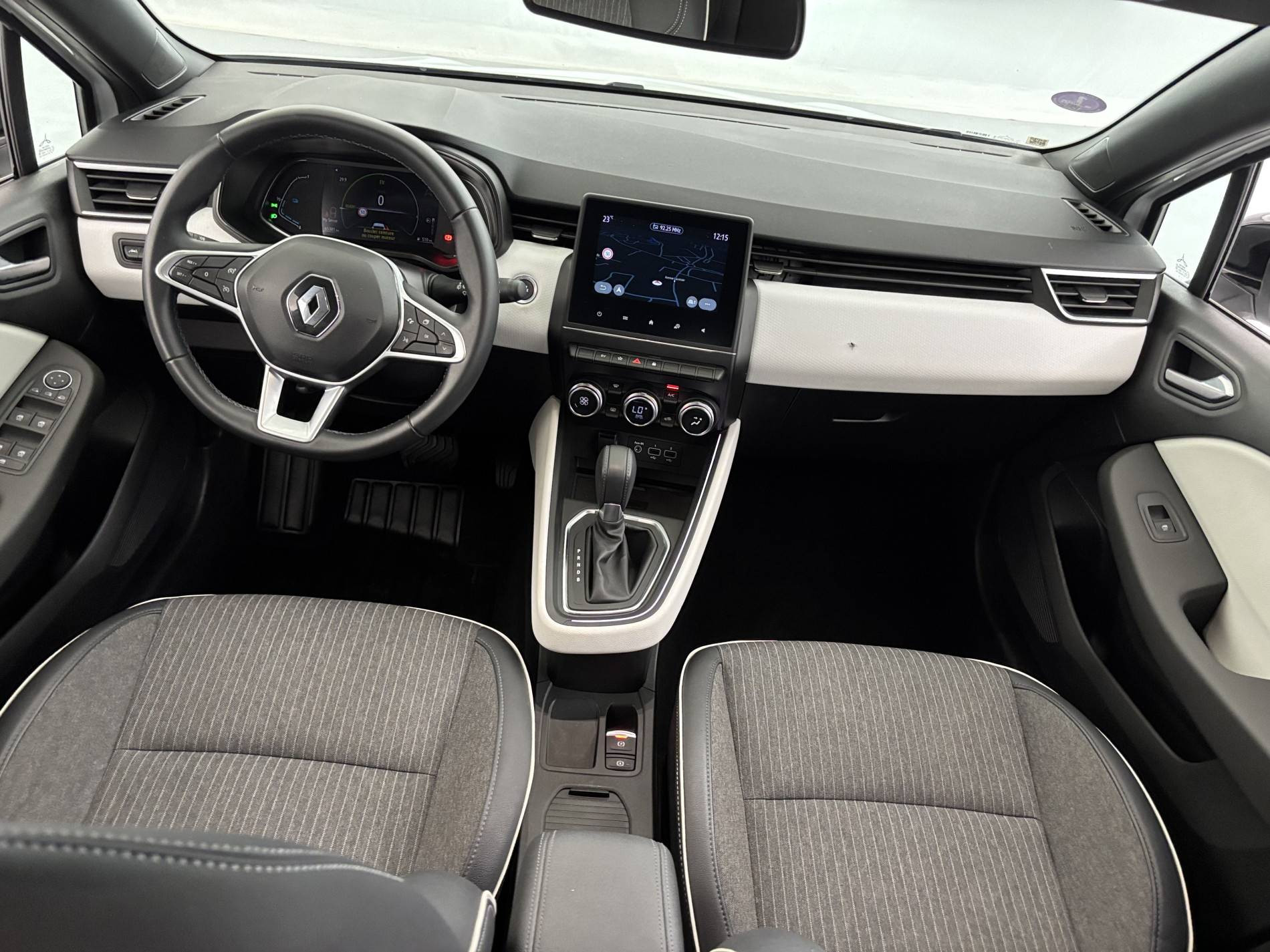 Vente en ligne Renault Clio 5 Clio E-Tech full hybrid 145 au prix de 15 890 €