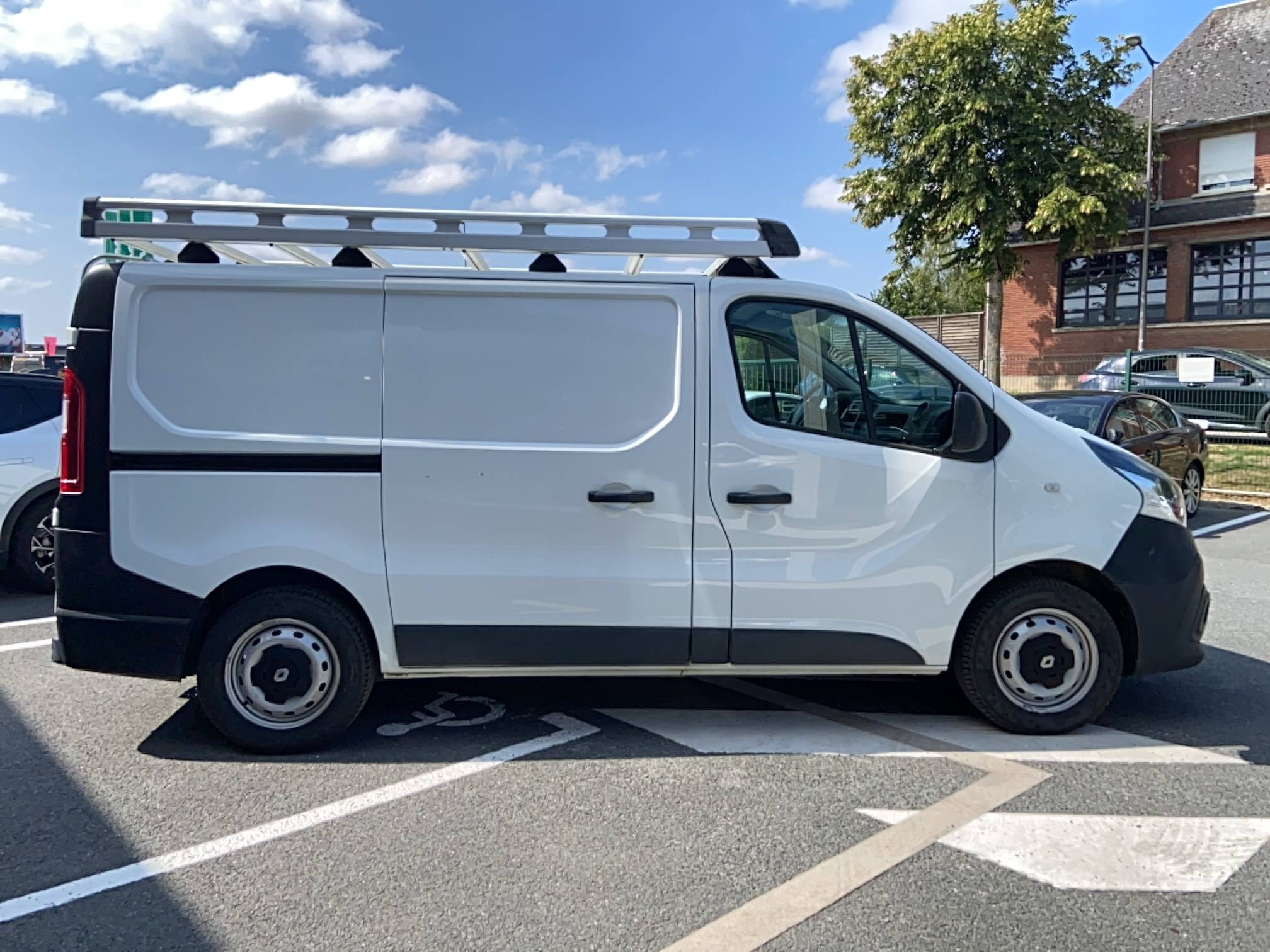 Vente en ligne Renault Trafic 3 Fourgon TRAFIC FGN L1H1 1000 KG DCI 95 E6 au prix de 14 990 €