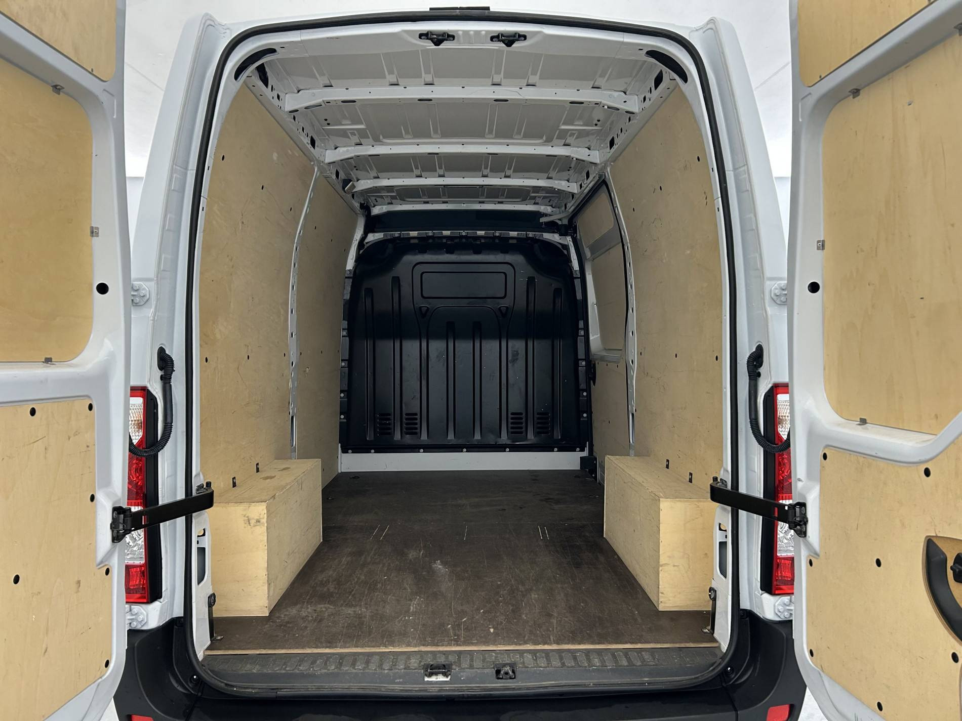 Vente en ligne Renault Master Fourgon MASTER FGN TRAC F3500 L2H2 BLUE DCI 135 au prix de 25 490 €
