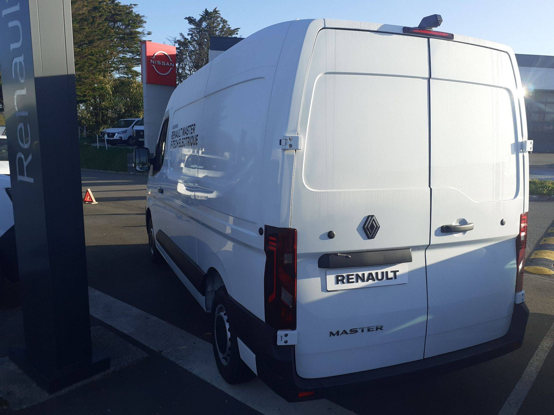 Vente en ligne Renault Master E-Tech MASTER ELECTRIQUE FGN L2H2 3T5 GRANDE AUTONOMIE au prix de 60 384 €