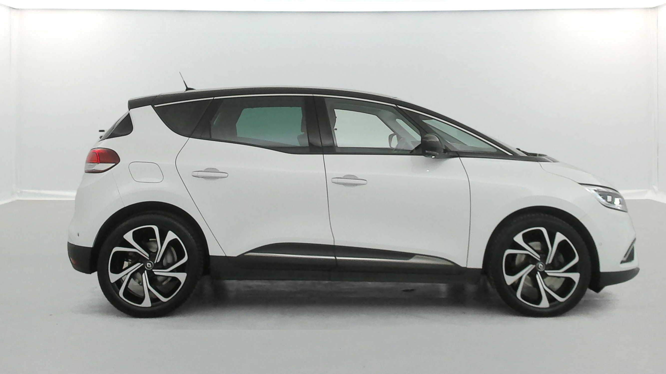 Vente en ligne Renault Scenic 4 Scenic Blue dCi 120 au prix de 16 900 €