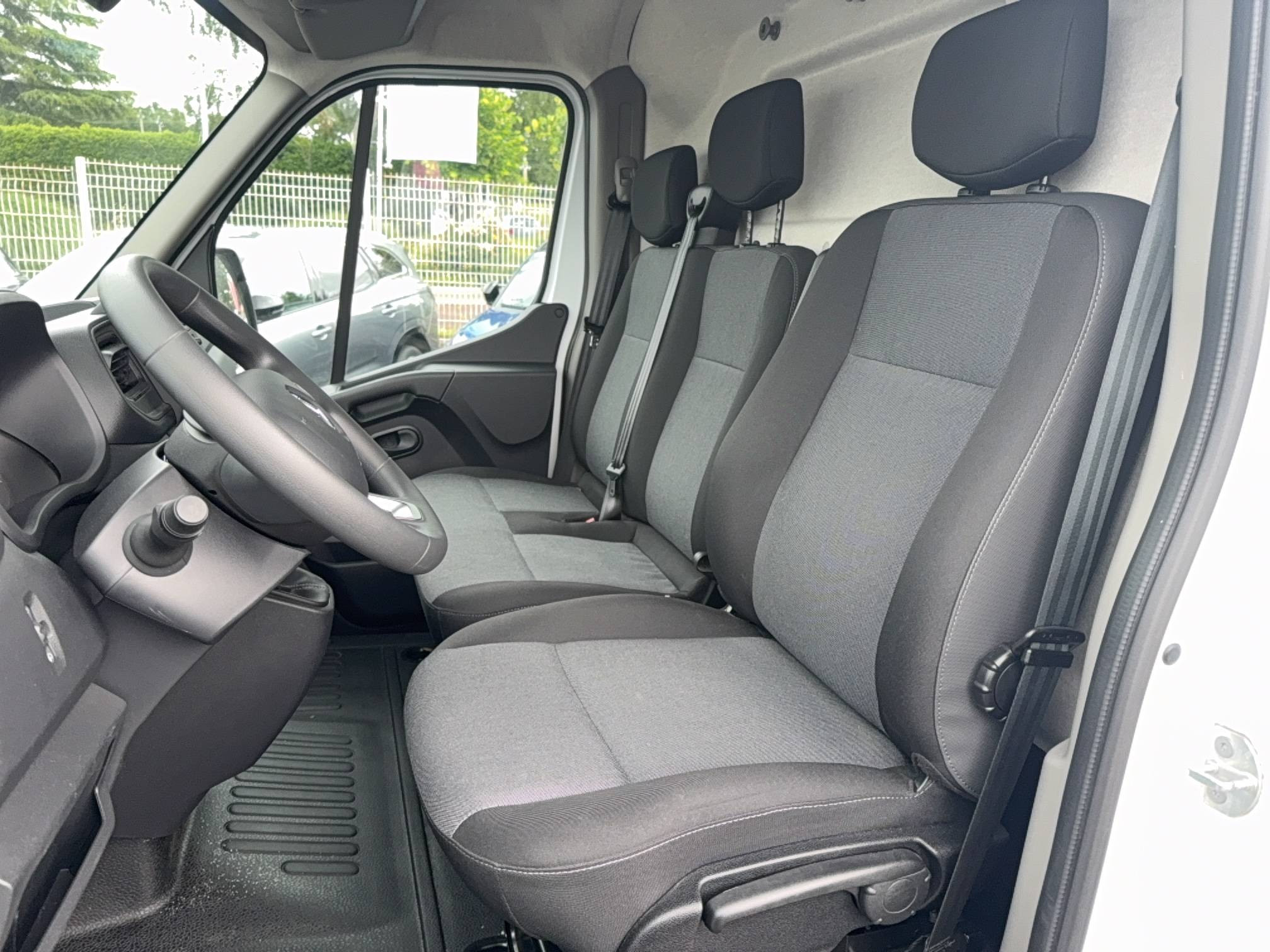 Vente en ligne Renault Master Fourgon MASTER FGN TRAC F3500 L2H2 BLUE DCI 135 au prix de 25 490 €