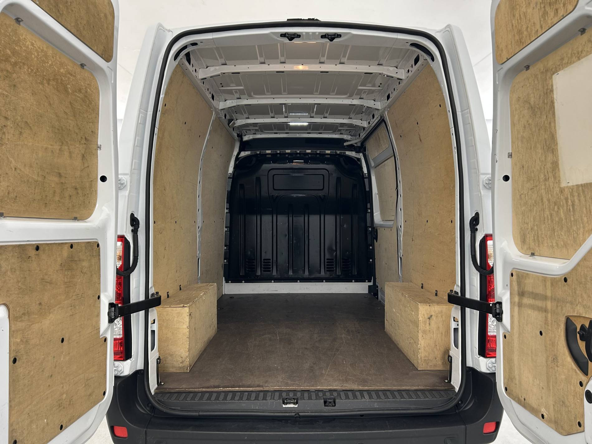Vente en ligne Renault Master Fourgon MASTER FGN TRAC F3500 L2H2 BLUE DCI 135 au prix de 25 500 €