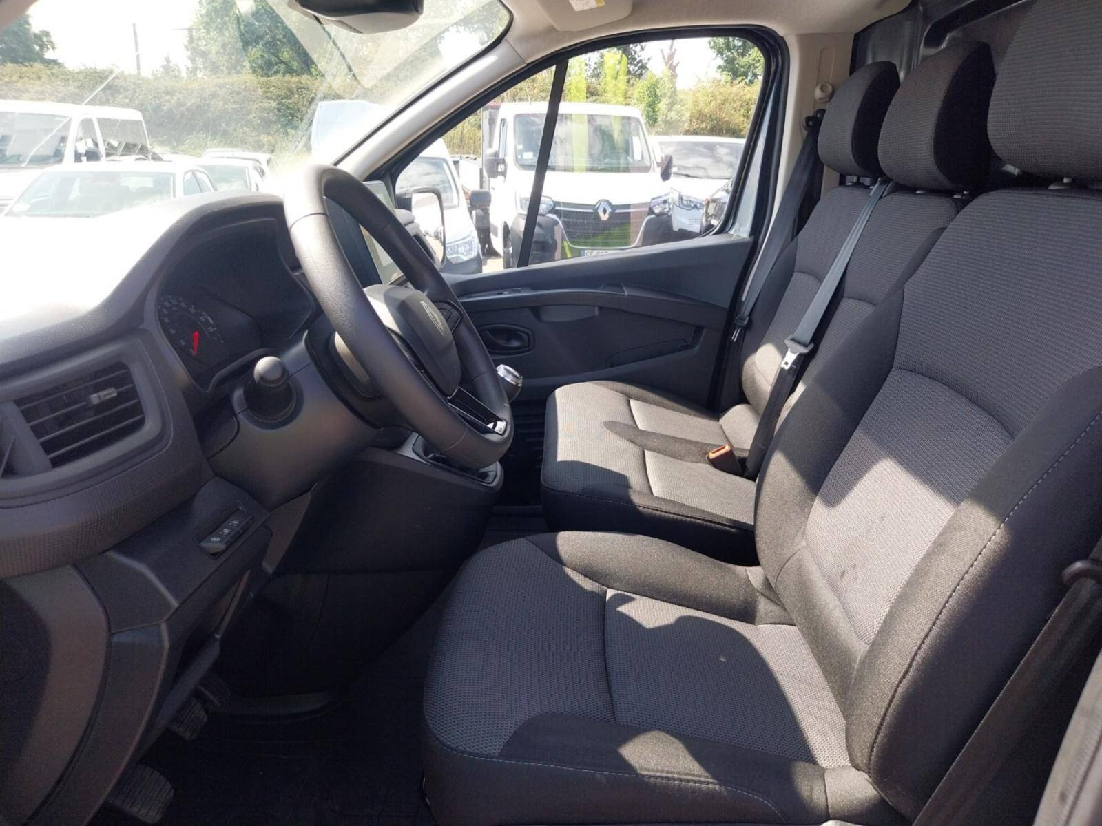 Vente en ligne Renault Trafic 3 Fourgon TRAFIC FG BLUE DCI 110 L1H1 2T8 GSR2 au prix de 24 900 €