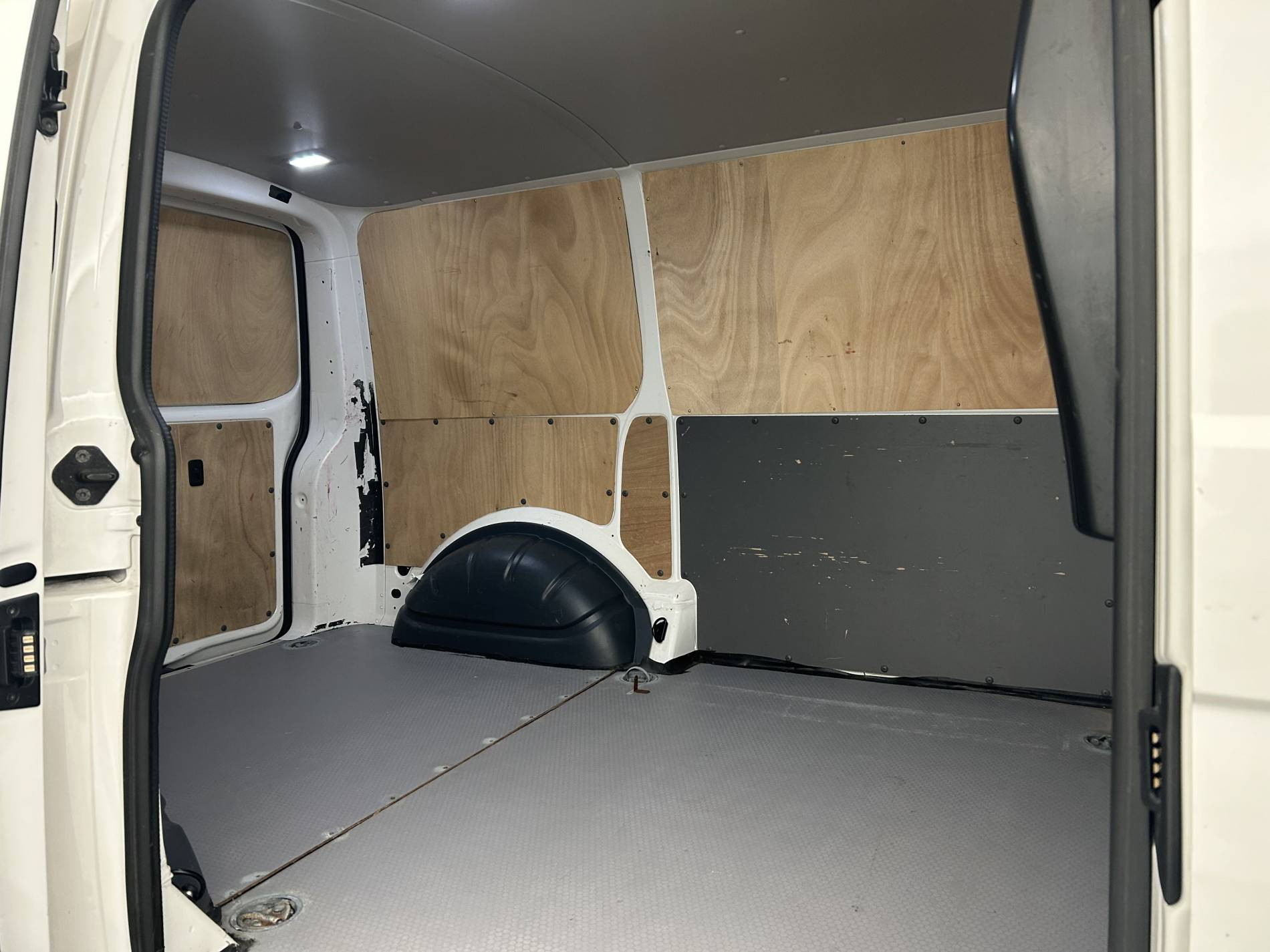 Vente en ligne Volkswagen Transporter  L1H1 2.0 TDI 110 BVM5 au prix de 22 690 €