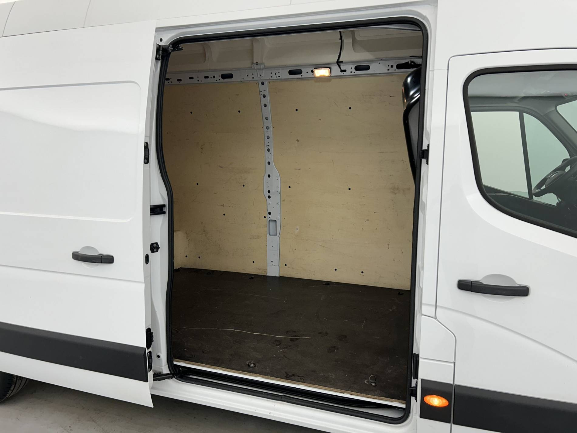 Vente en ligne Renault Master Fourgon MASTER FGN TRAC F3500 L3H3 BLUE DCI 135 au prix de 26 990 €