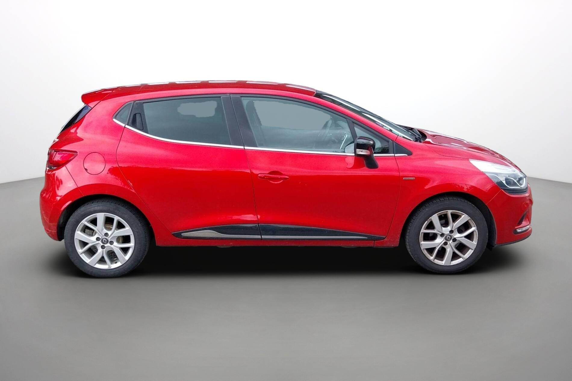 Vente en ligne Renault Clio 4 Clio TCe 90 E6C au prix de 11 790 €