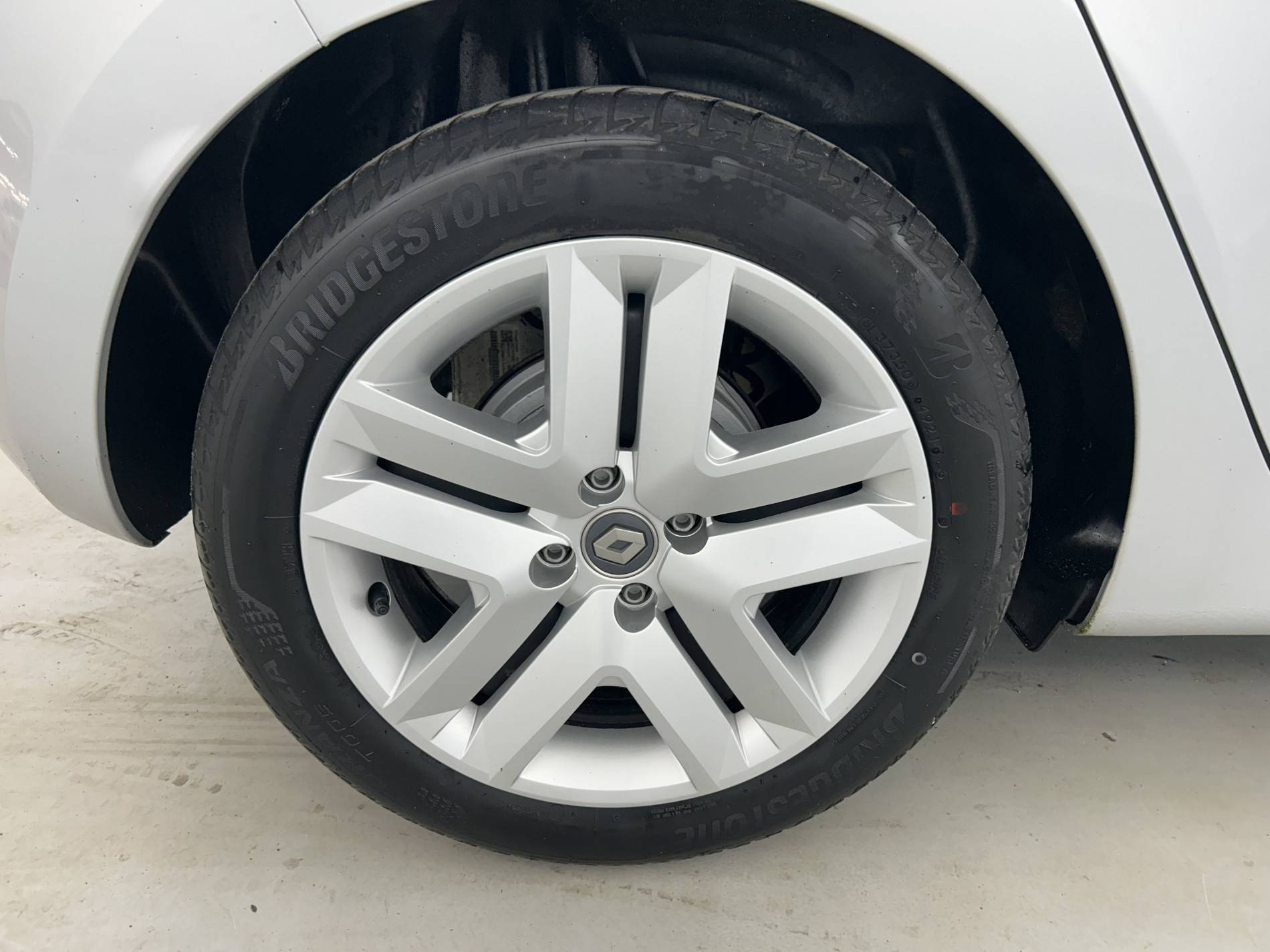 Vente en ligne Renault Clio 5 Clio E-Tech 140 - 21N au prix de 16 890 €