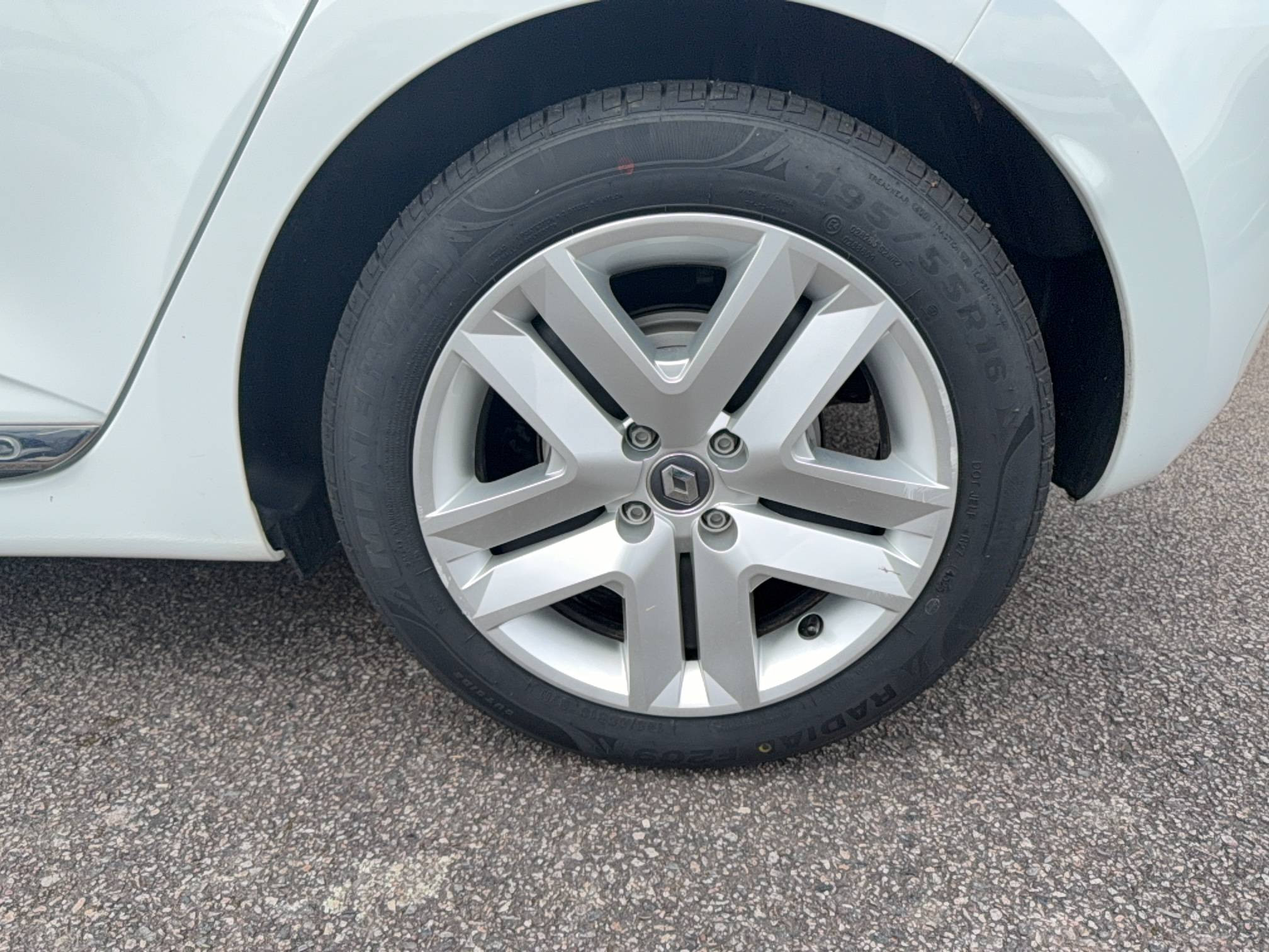 Vente en ligne Renault Clio 5 Clio E-Tech 140 - 21N au prix de 13 290 €