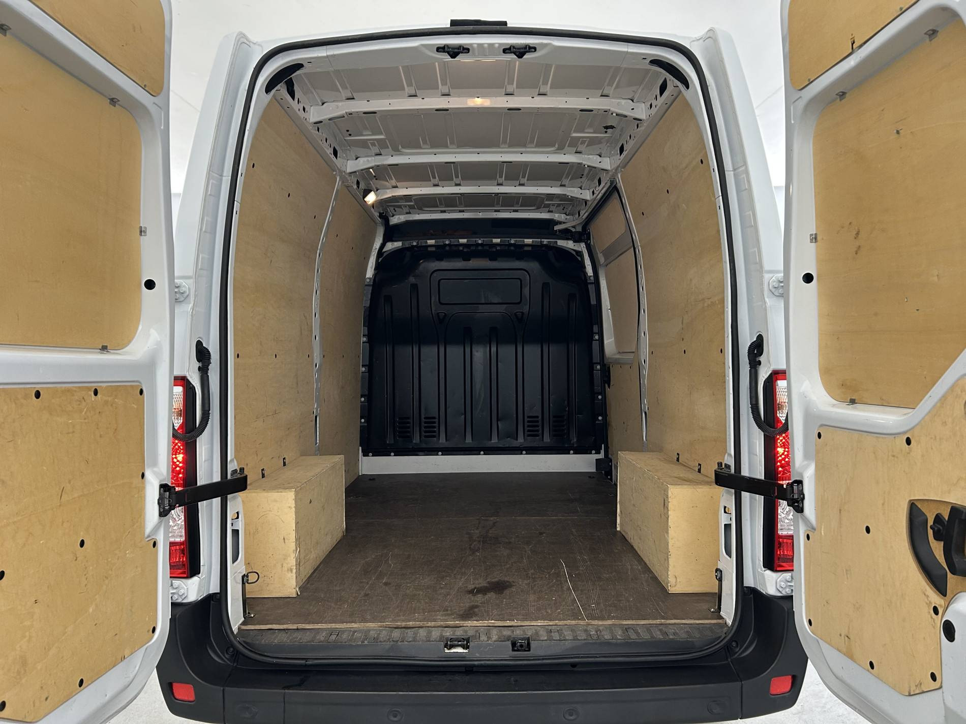 Vente en ligne Renault Master Fourgon MASTER FGN TRAC F3500 L2H2 BLUE DCI 135 au prix de 24 900 €