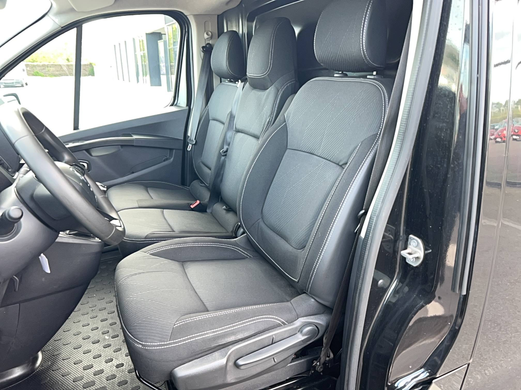 Vente en ligne Renault Trafic 3 Fourgon TRAFIC FGN L2H1 3000 KG BLUE DCI 130 au prix de 17 990 €