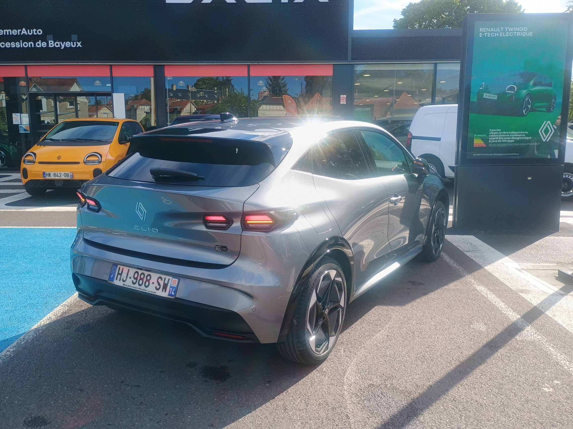 Vente en ligne Renault Clio 6 Clio E-Tech full hybrid 160 ch au prix de 28 200 €