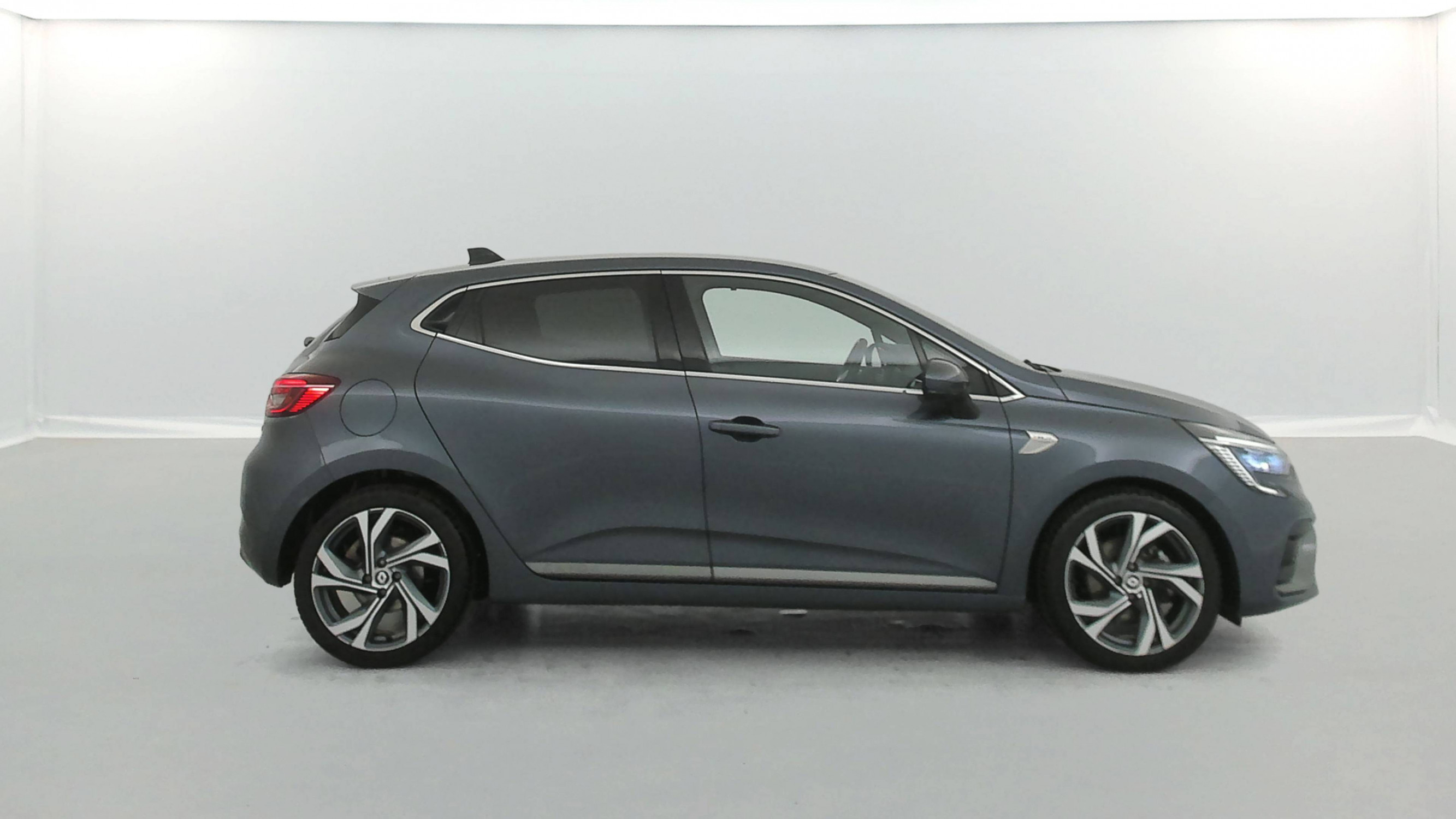 Vente en ligne Renault Clio 5 Clio E-Tech 140 - 21N au prix de 17 990 €