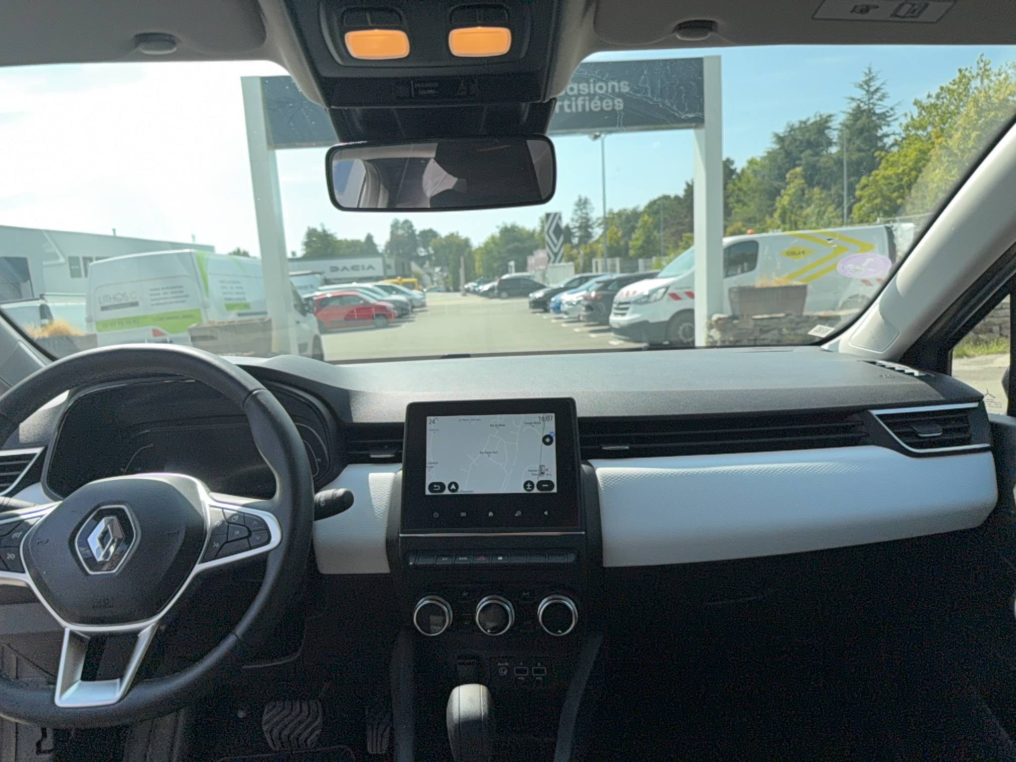 Vente en ligne Renault Clio 5 Clio E-Tech full hybrid 145 au prix de 15 990 €
