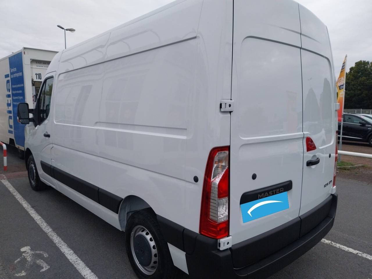 Vente en ligne Renault Master Fourgon MASTER FGN TRAC F3300 L2H2 BLUE DCI 135 au prix de 24 490 €