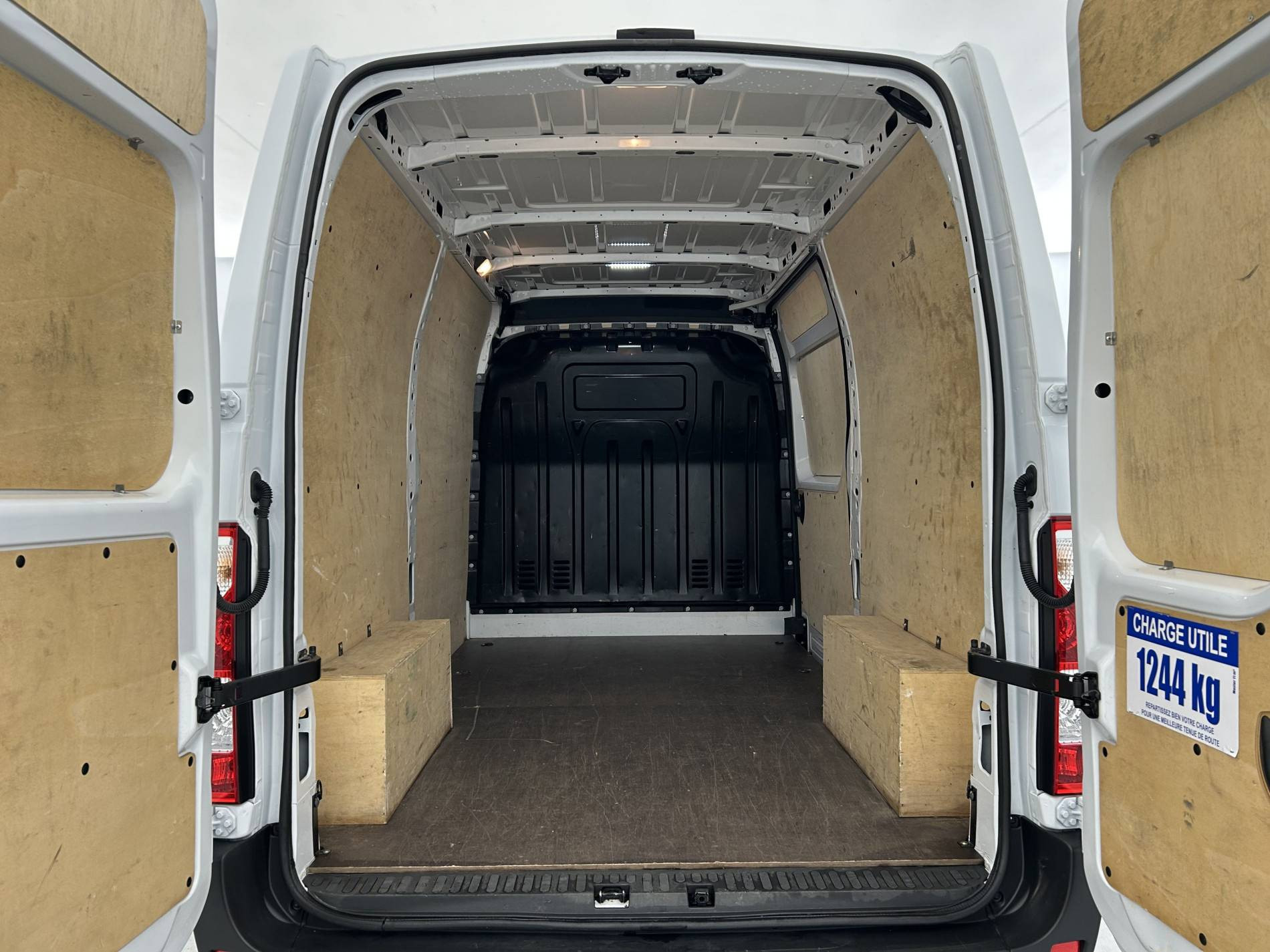 Vente en ligne Renault Master Fourgon MASTER FGN TRAC F3500 L2H2 BLUE DCI 135 au prix de 26 990 €