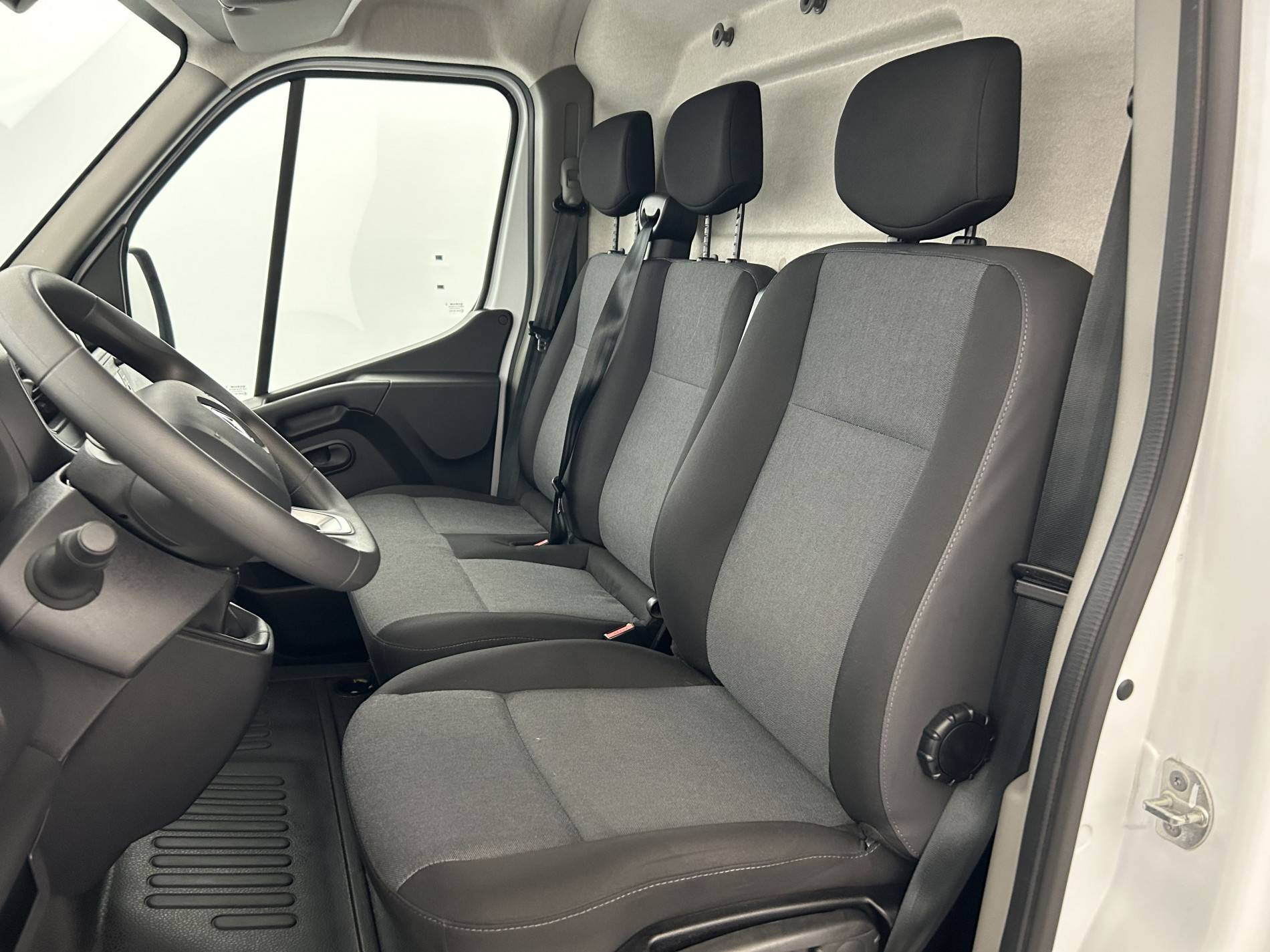Vente en ligne Renault Master Fourgon MASTER FGN TRAC F3500 L3H3 BLUE DCI 135 au prix de 26 490 €