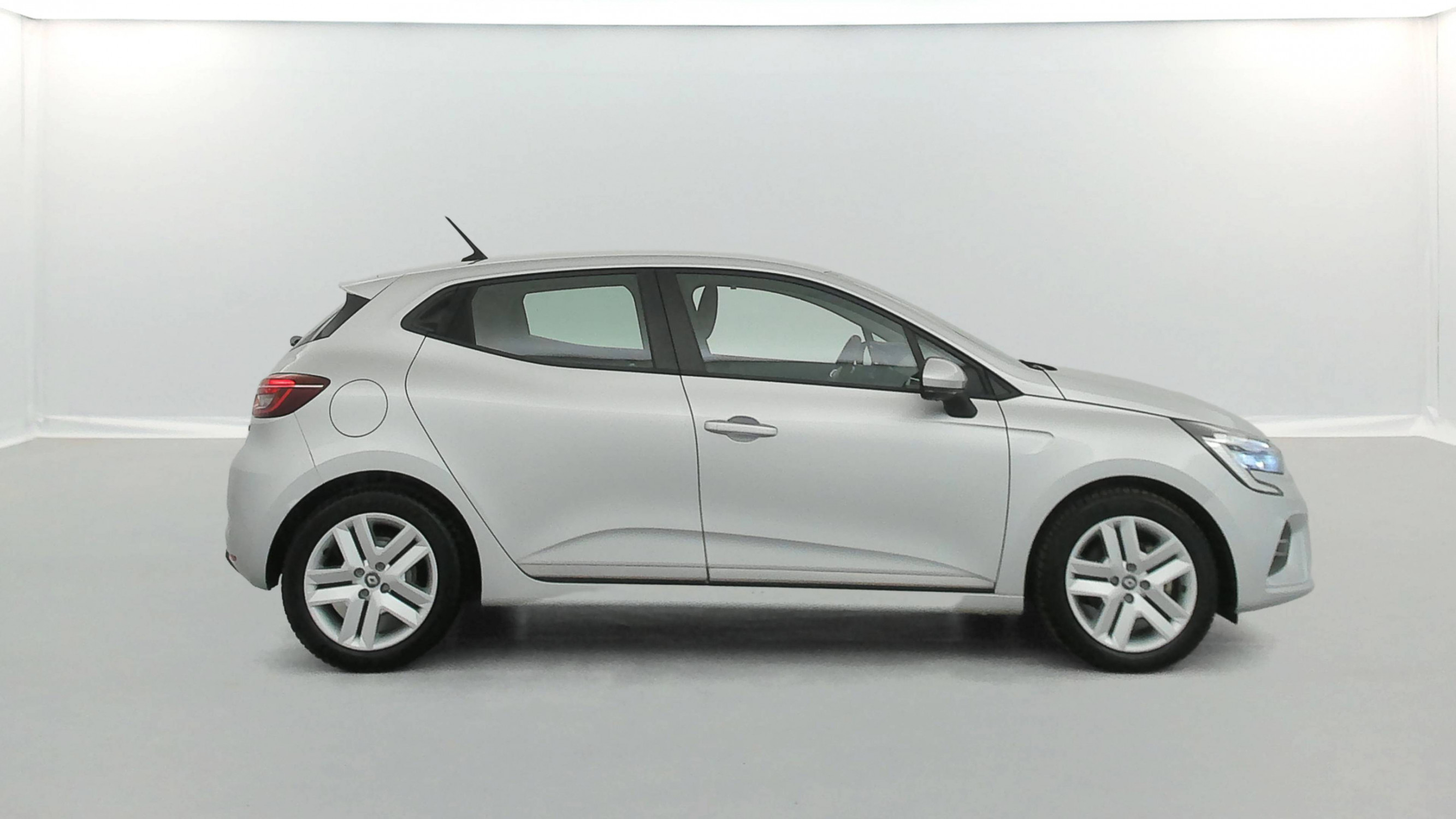 Vente en ligne Renault Clio 5 Clio E-Tech 140 - 21N au prix de 14 490 €