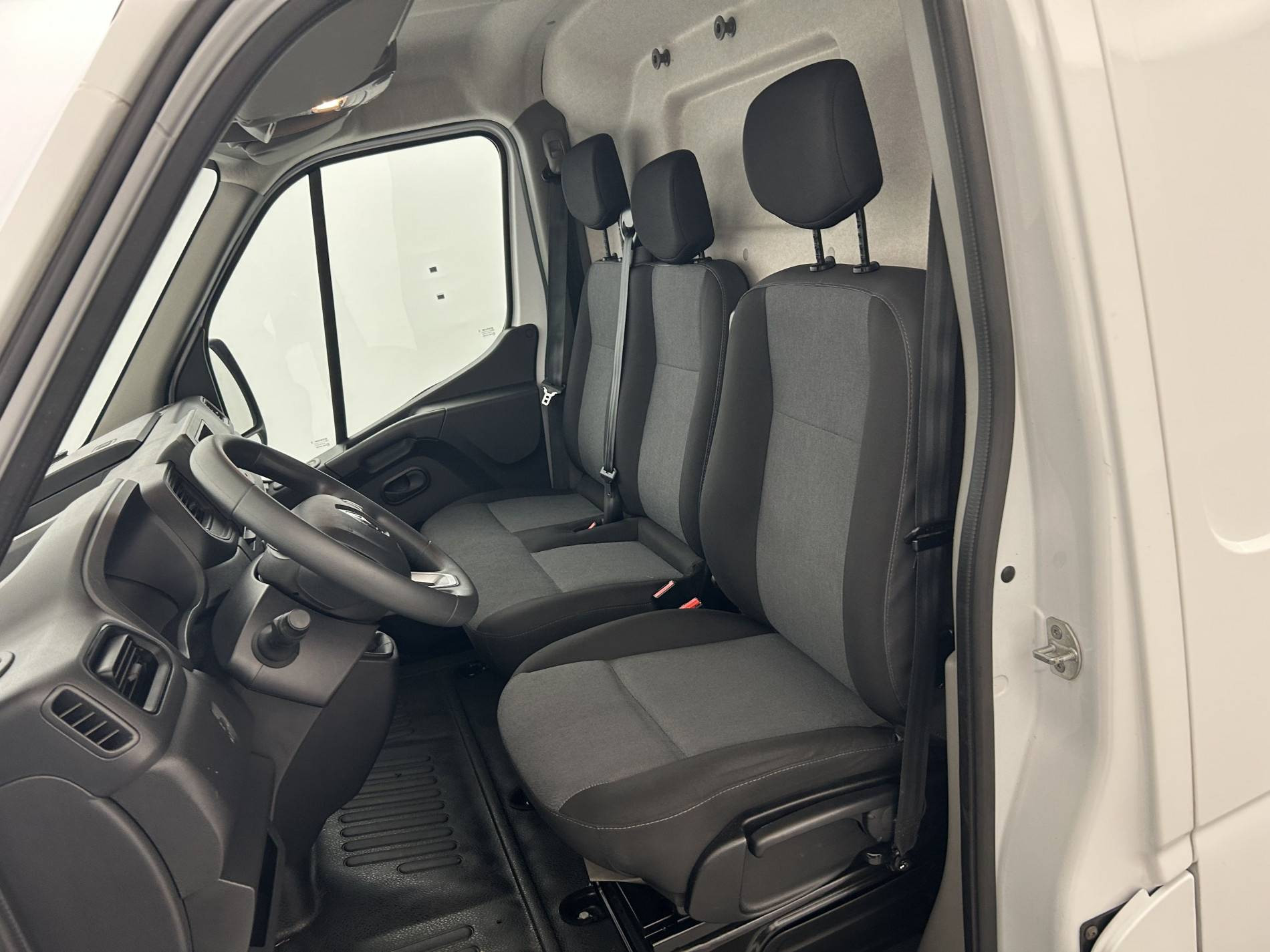 Vente en ligne Renault Master Fourgon MASTER FGN TRAC F3500 L2H2 BLUE DCI 135 au prix de 23 290 €