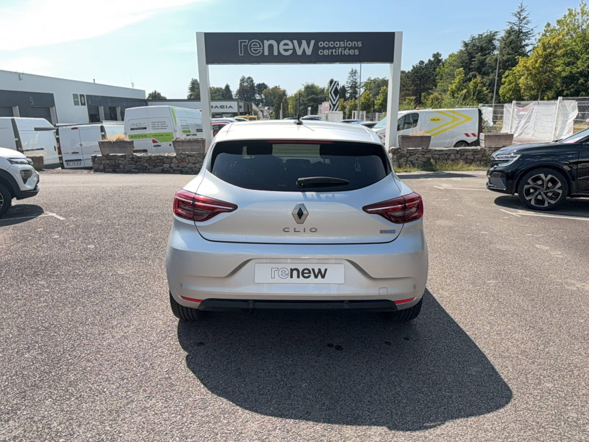 Vente en ligne Renault Clio 5 Clio E-Tech full hybrid 145 au prix de 15 990 €