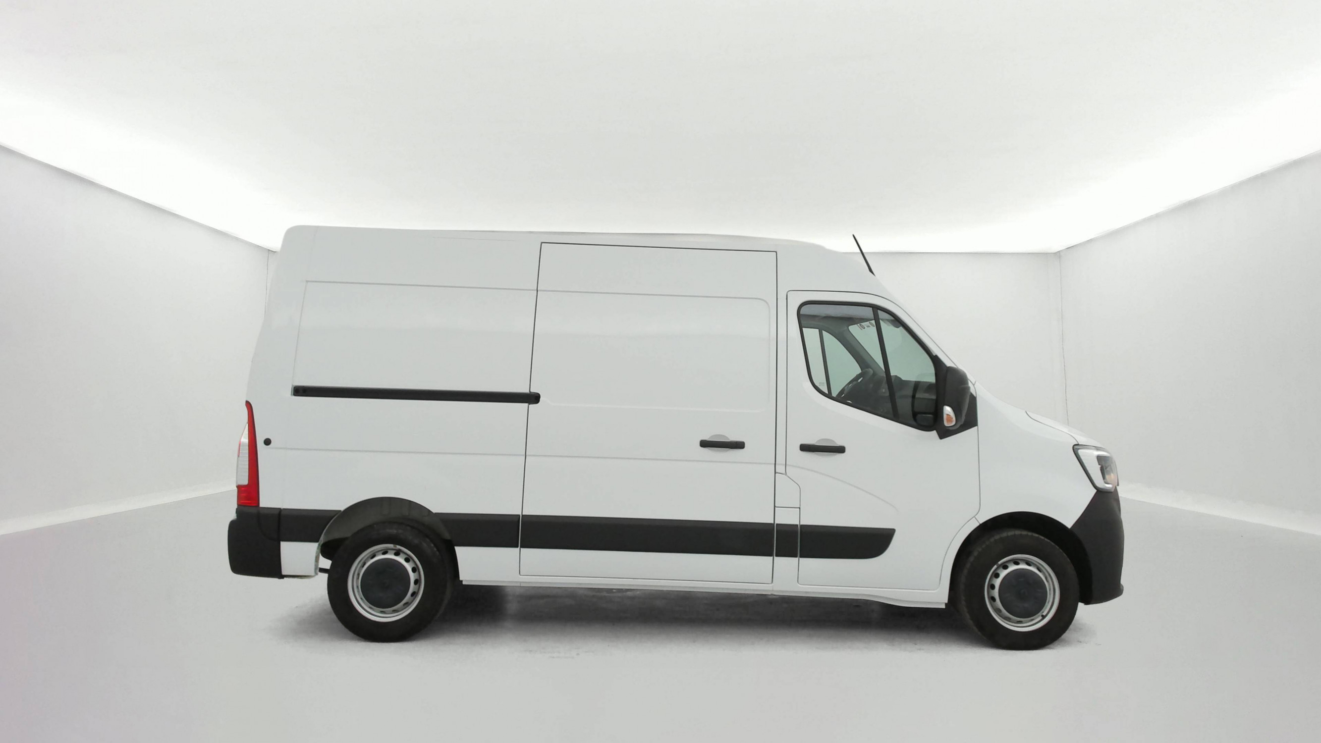 Vente en ligne Renault Master Fourgon MASTER FGN TRAC F3500 L2H2 BLUE DCI 135 au prix de 25 990 €