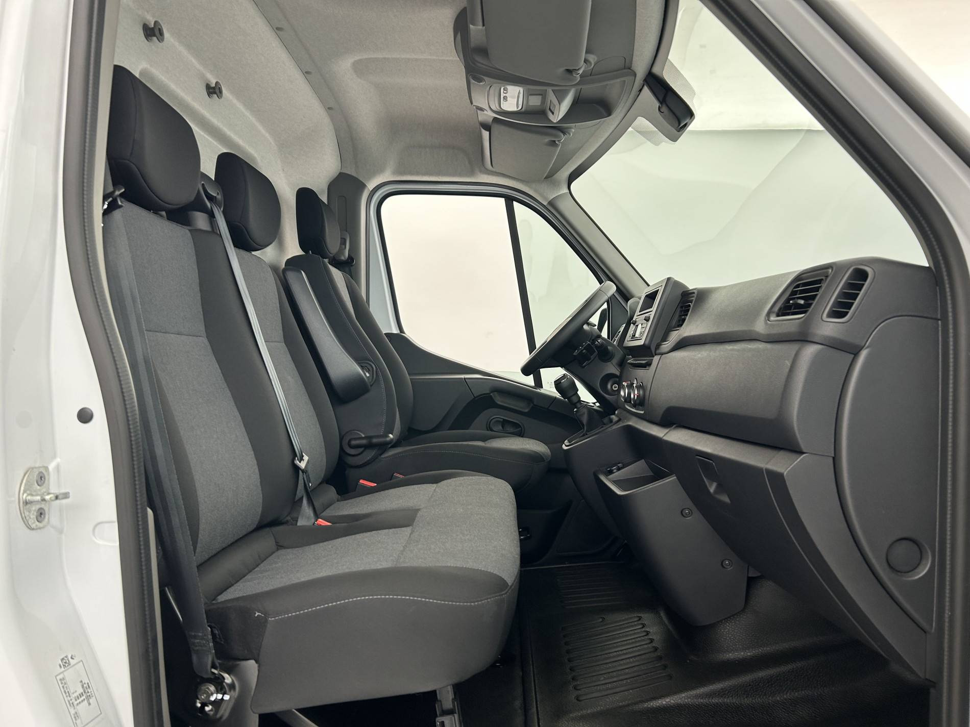 Vente en ligne Renault Master Fourgon MASTER FGN TRAC F3500 L2H2 BLUE DCI 135 au prix de 27 990 €