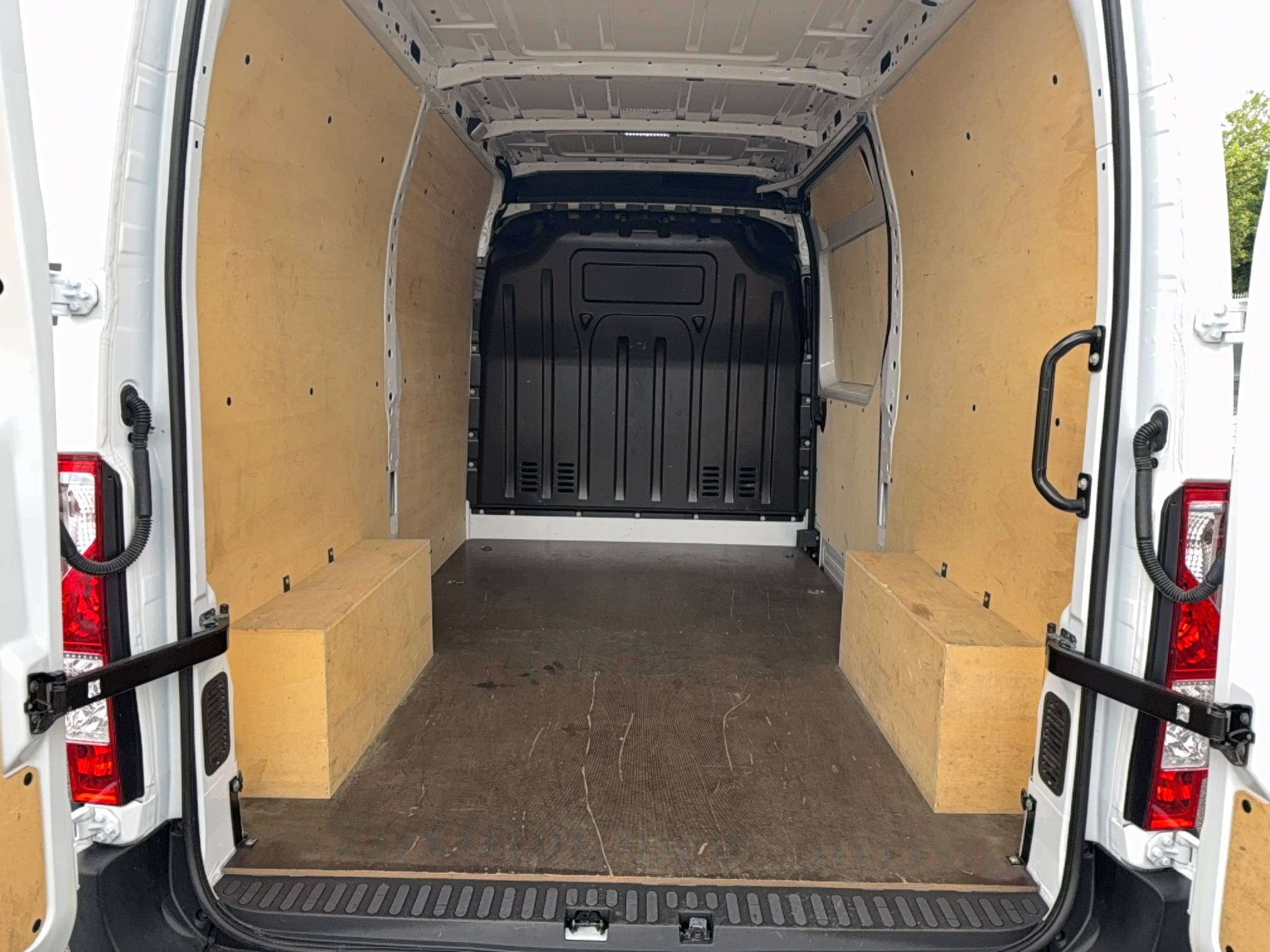 Vente en ligne Renault Master Fourgon MASTER FGN TRAC F3500 L2H2 BLUE DCI 135 au prix de 25 490 €